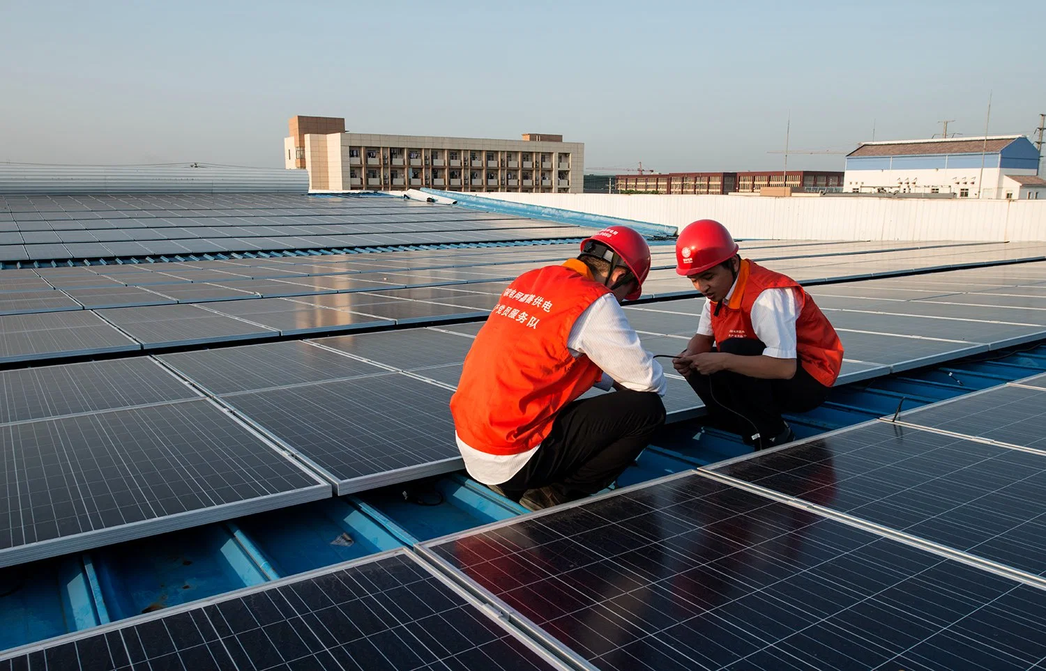 10kw en el sistema de energía solar fotovoltaica en la red doméstica de 10kVA con módulo de panel solar PV, batería de iones de litio, inversor solar de inclinación de red.