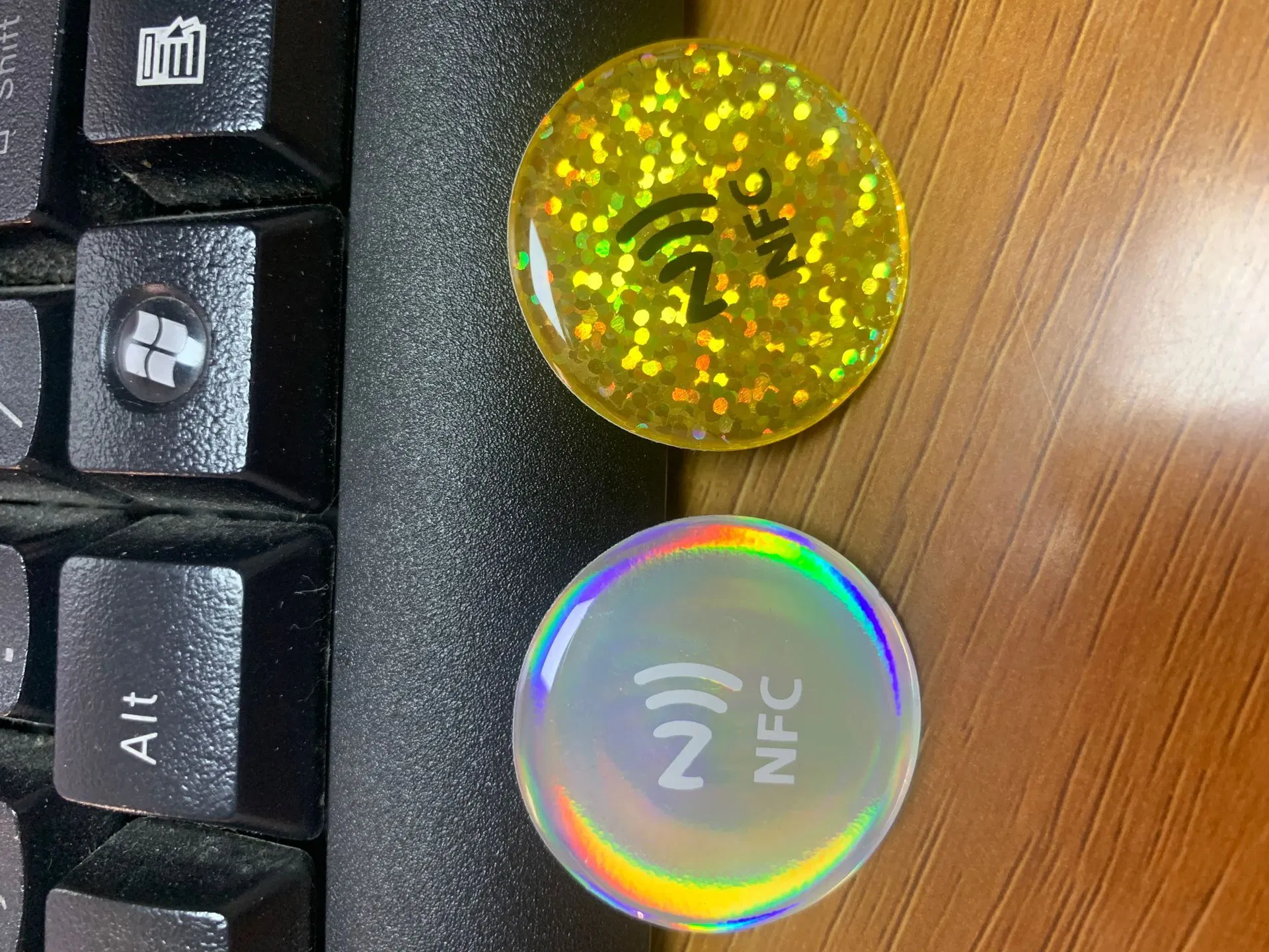 Arco Iris de Oro Plata Shinny Holograma espumoso enlace personalizado Las etiquetas RFID programable del teléfono Botón NFC