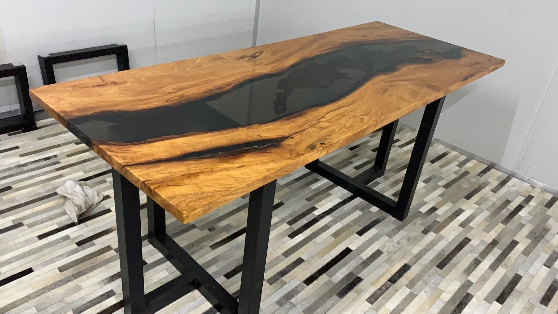 Epoxy Resin Table 3h Hardness Scratch Resistant Epoxy Resin and Wood Table Dining Table Set