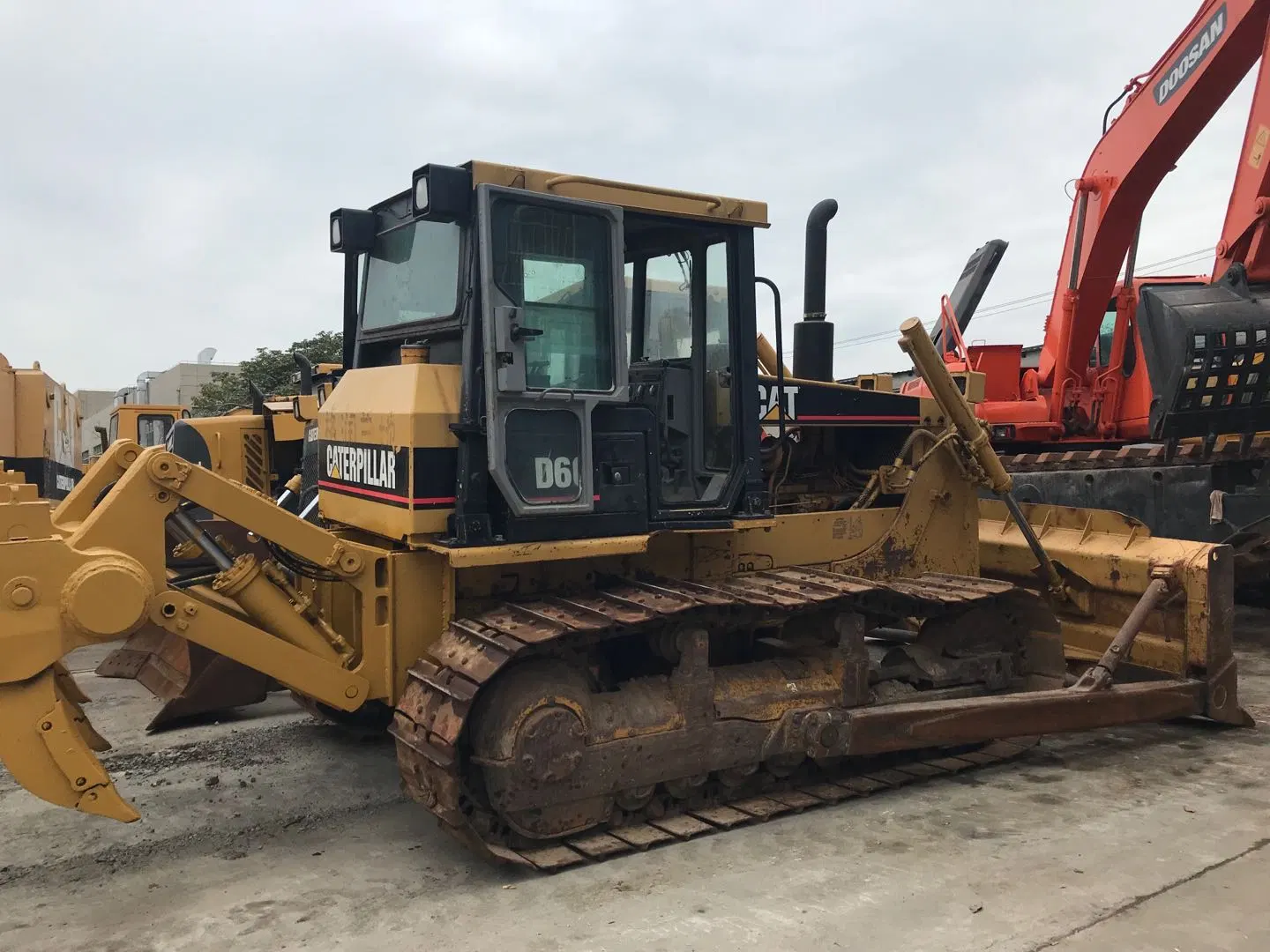 الجرار البلدوزر Cat D6g المستخدم، والجرار الهيدروليكي الزاحف D6d D6g D7g D8K D8L من Caterpillar