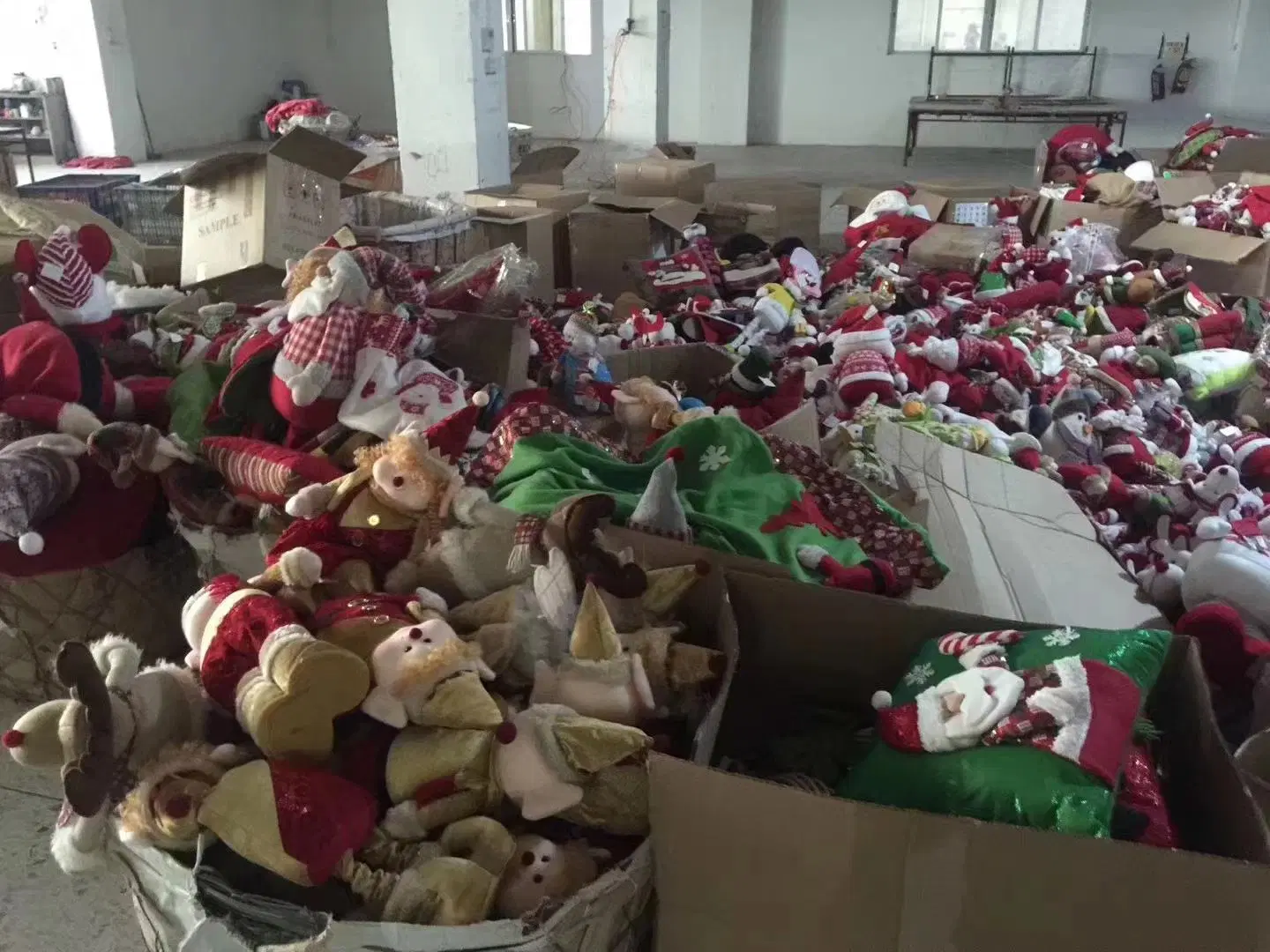 Jouet en peluche vendu au kilogramme pour les artisanats du Père Noël en stock.