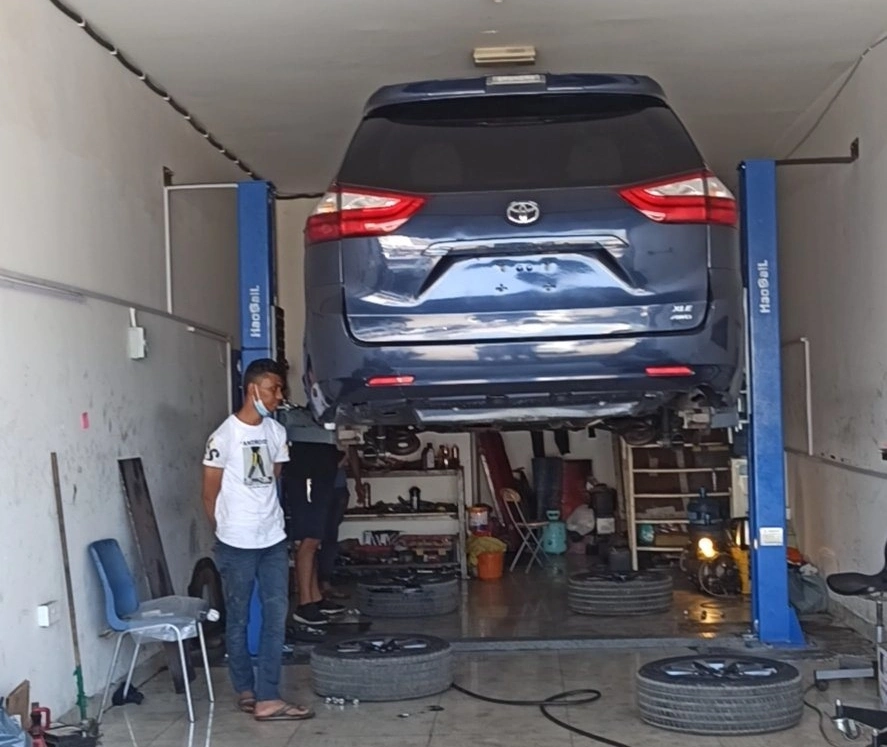 4000kgs 4t 2 Elevador de dos columnas de garaje automática Máquina de piezas de repuesto de elevación Auto Post elevador para servicio de neumáticos