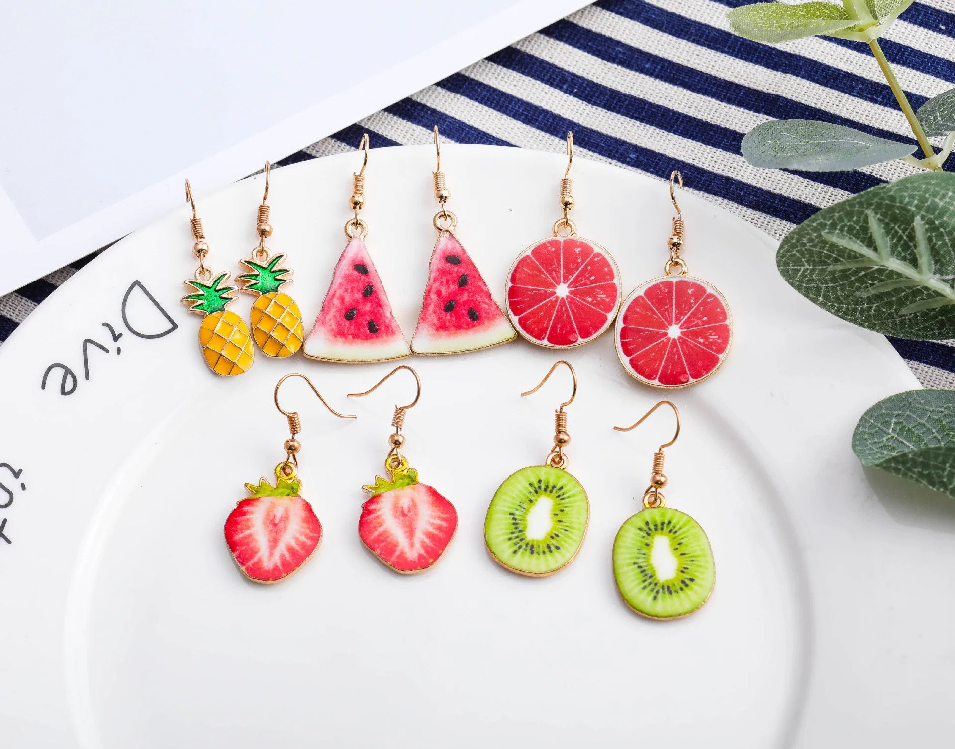 Boucles d'oreilles longues en forme de pastèque et kiwi, fraîches et charmantes.