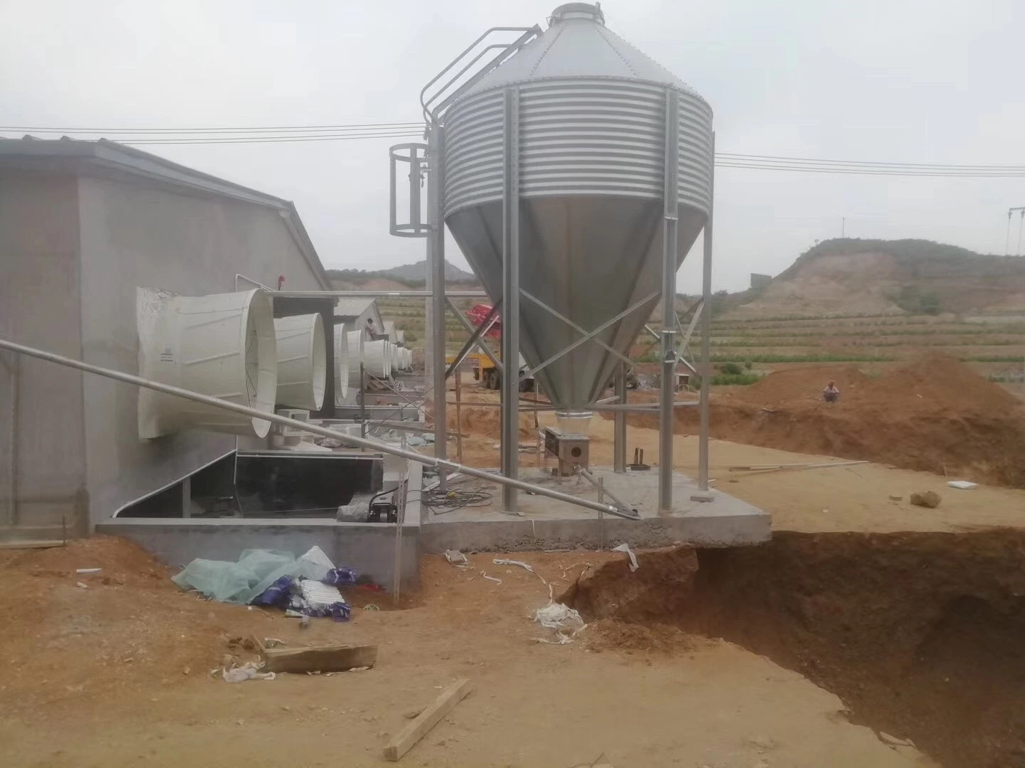 Food Silo Tower for Poultry Cow Pig Swine Hot DIP Galvanized Sheet Automatic Feeding Livestock Animal Husbandru Silo Tower