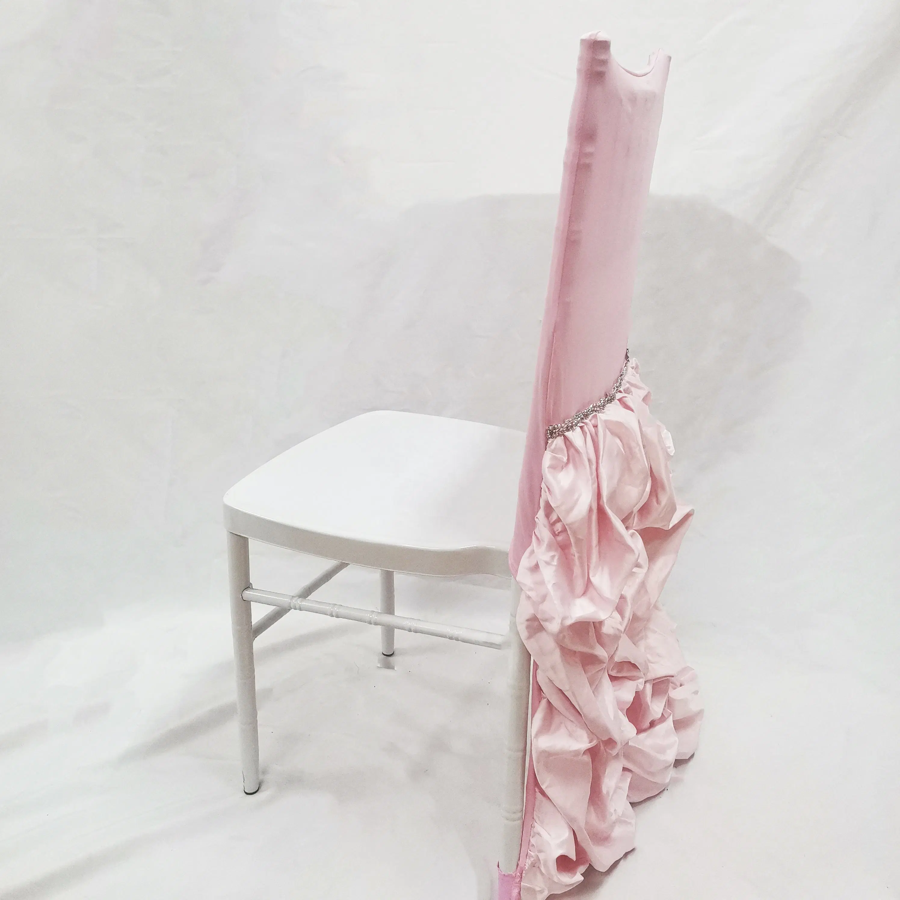 Housses de dossier de chaise Chiavari en spandex rose avec jupe à vagues en paillettes pour la décoration de mariage.