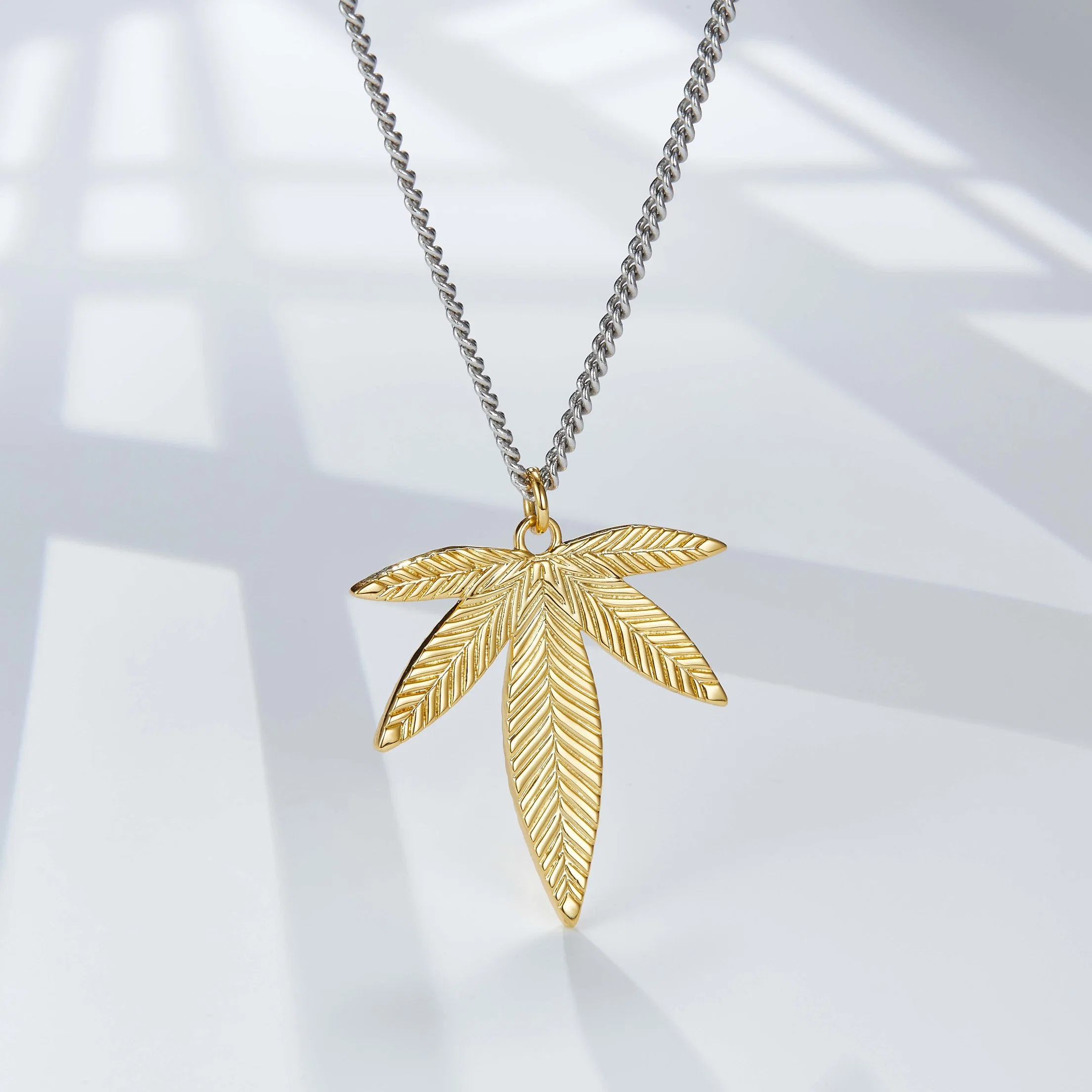 High End 18K Gold Plated Dainty Simple Copper Cuban Chain Pendant Necklace Maple Leaf Women Accessories Fashion Jewelry