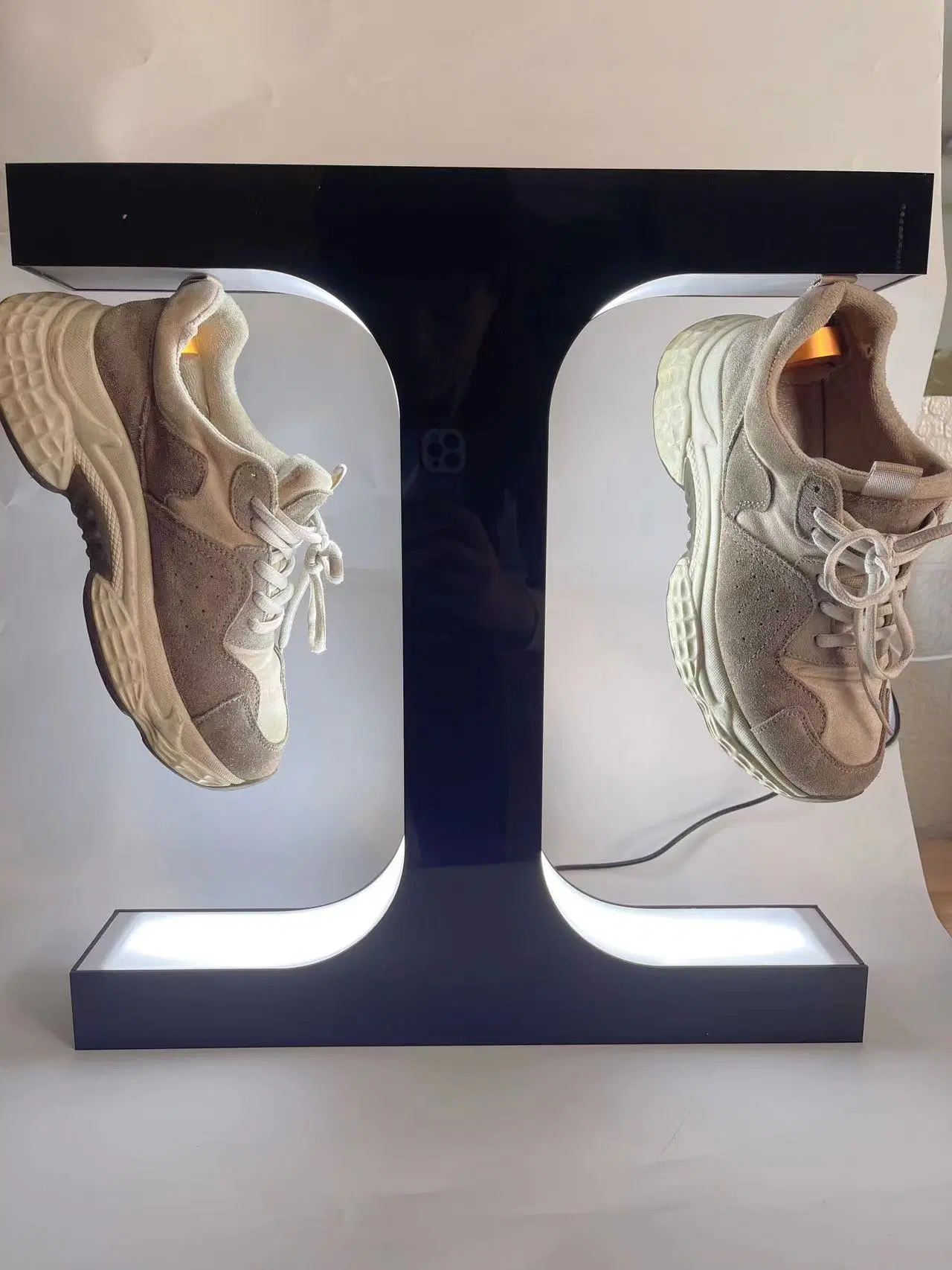 360 Revitación magnética flotante Zapatos Doble Display Rack Para publicidad