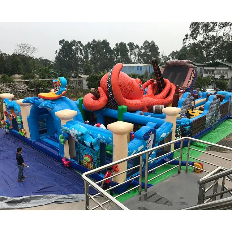 Les enfants à l'extérieur du parc à thème Course à obstacles gonflables gonflables Aire de Jeux des terres