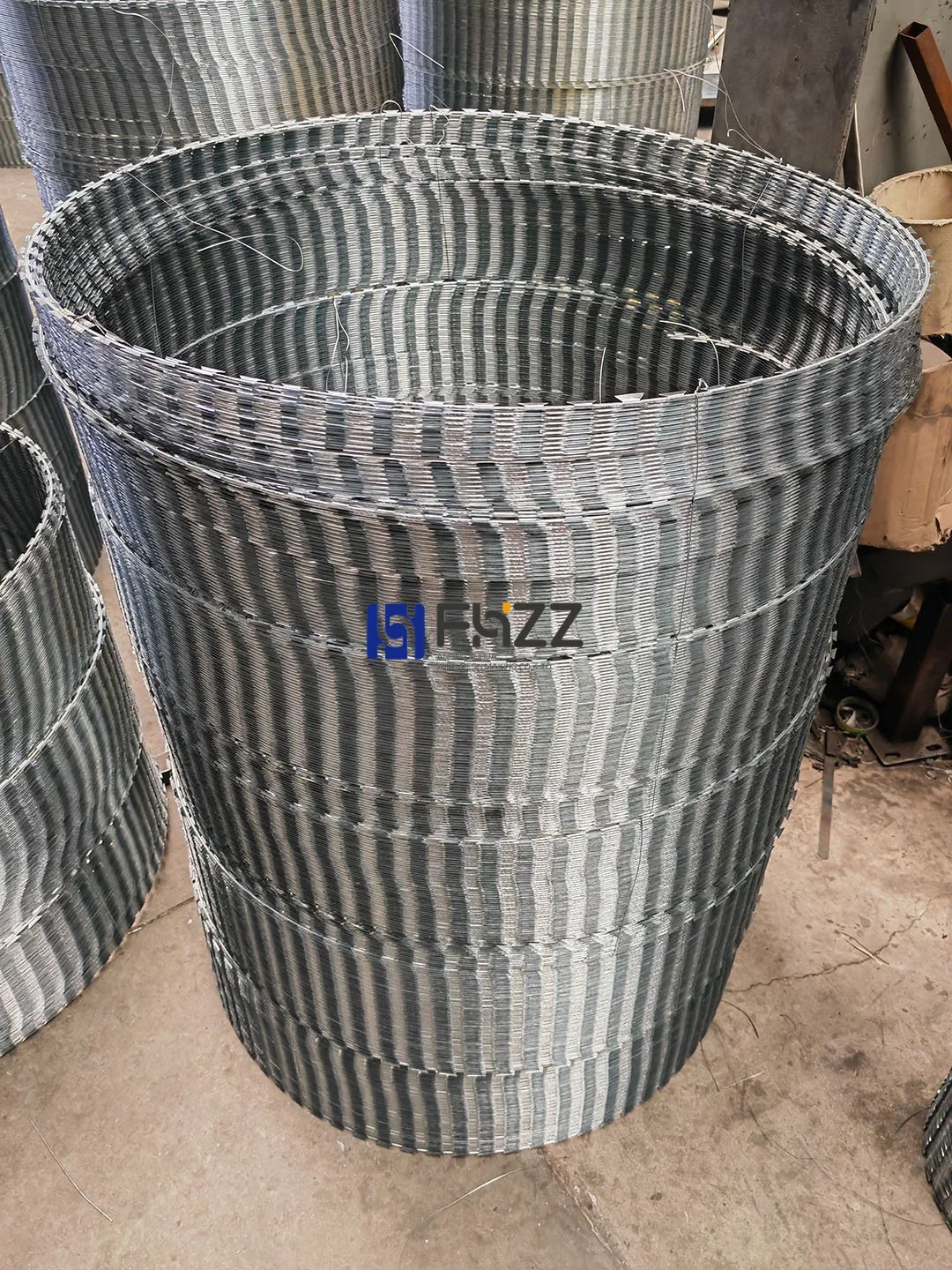 Aço galvanizado de imersão a quente BTO-22, cinzento, com diâmetro da bobina de 90 cm Arame farpado com 5 clipes cada bobina