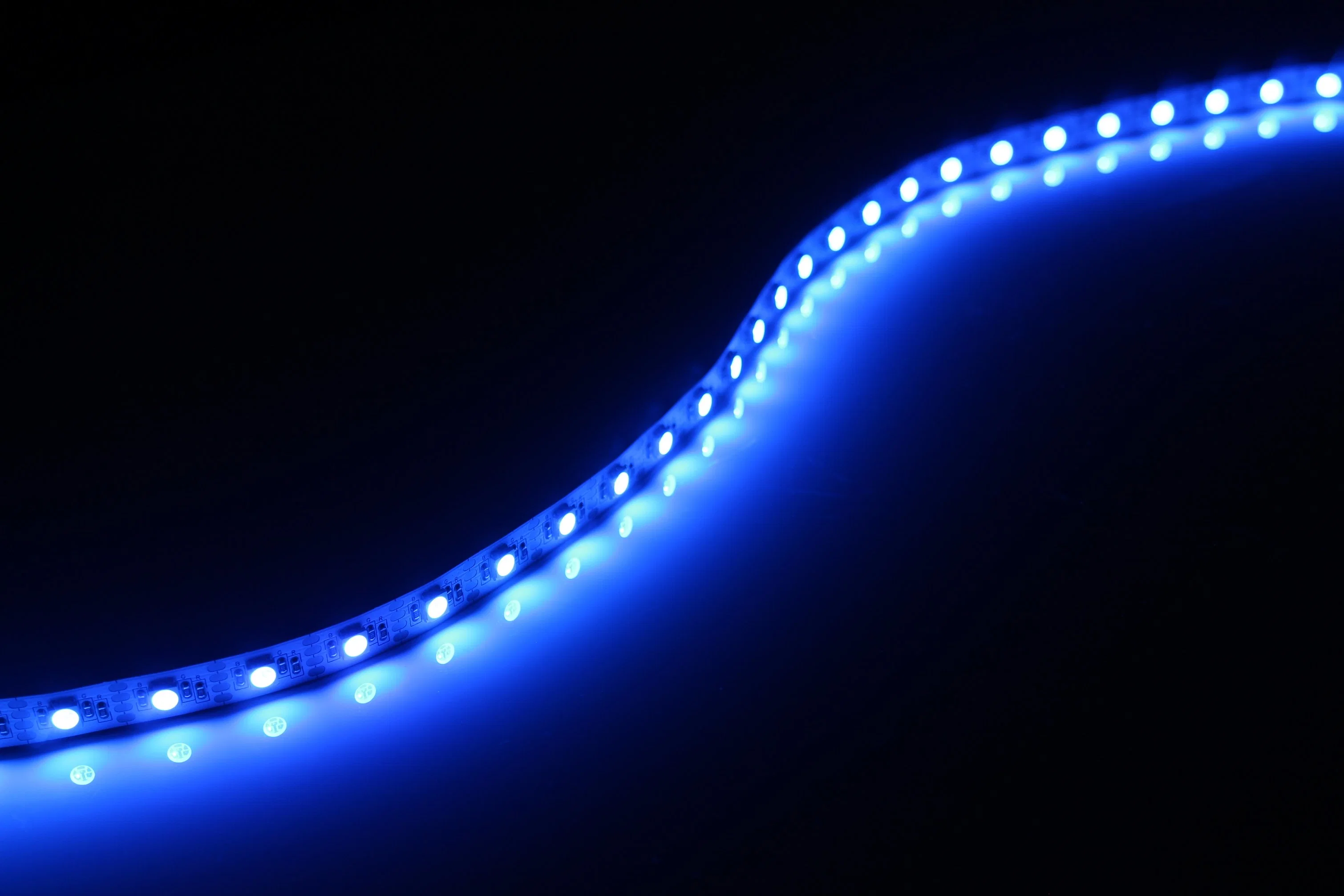 مصابيح LED مرنة LED على شريط الإضاءة SMD5050 مزودة بتقنية LED مقاومة للماء ألوان متعددة