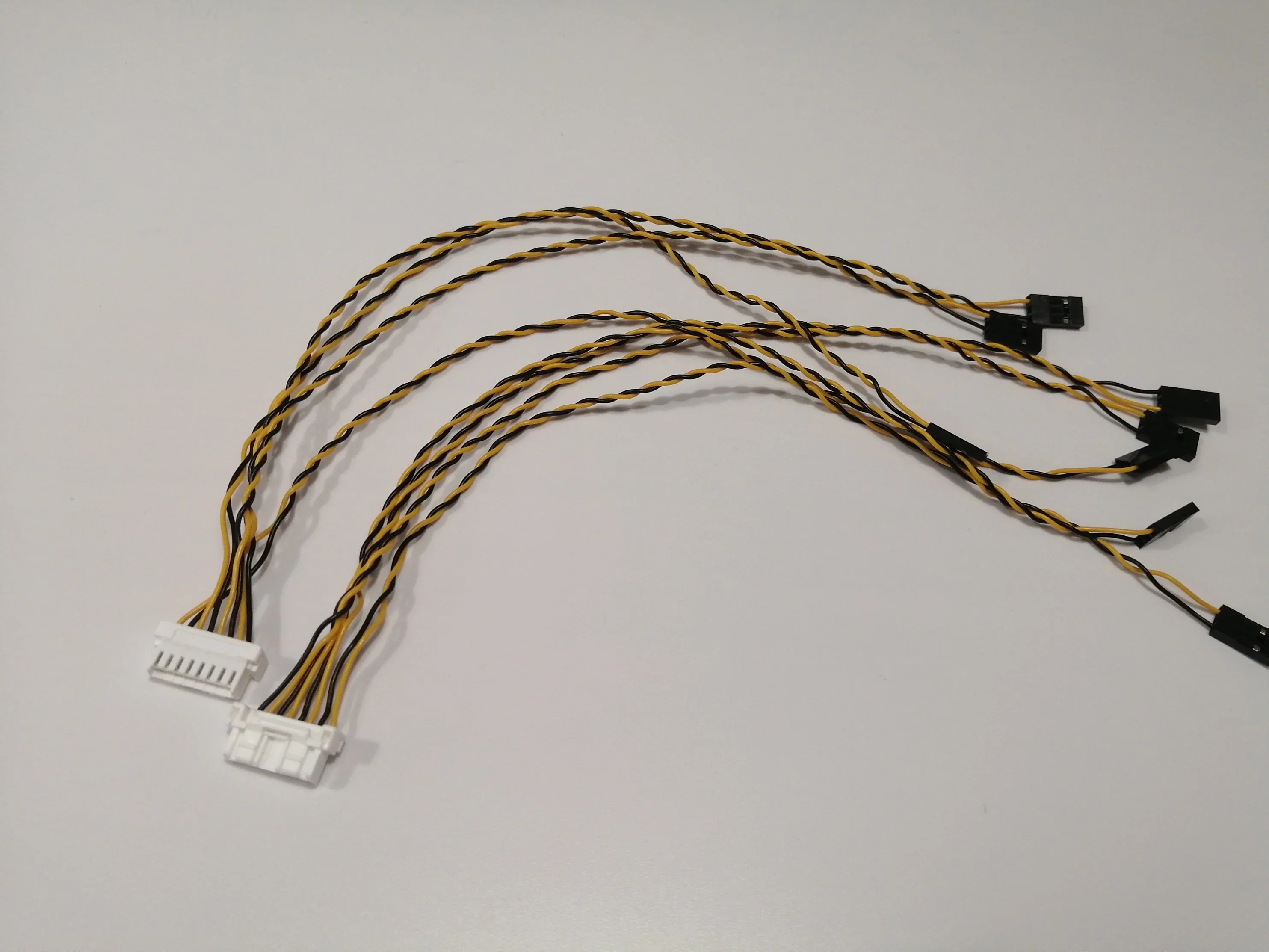 Molex 502439-0800 Faisceaux de câblage personnalisés Taille de brin de cuivre 0,08 mm Harnais de câblage ultra flexible pour avions / Multirotors / Avions VTOL Fabriqué en Chine.