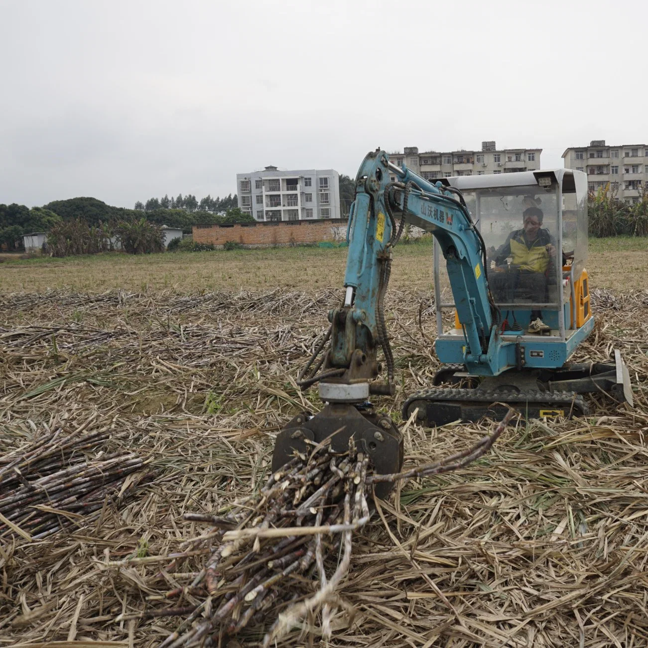 Agile Grapple on Mini Excavator Rotating Log Grapple on Mini Excavator Materials Forestry Log Grapple