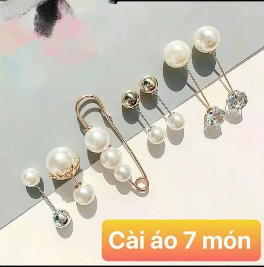 2023 Delicous Anti-Aliasing Pearl Broche Broche Femenino de una línea pasador Cross-Border Accesorios de ropa de pin Falda con botones de bufanda