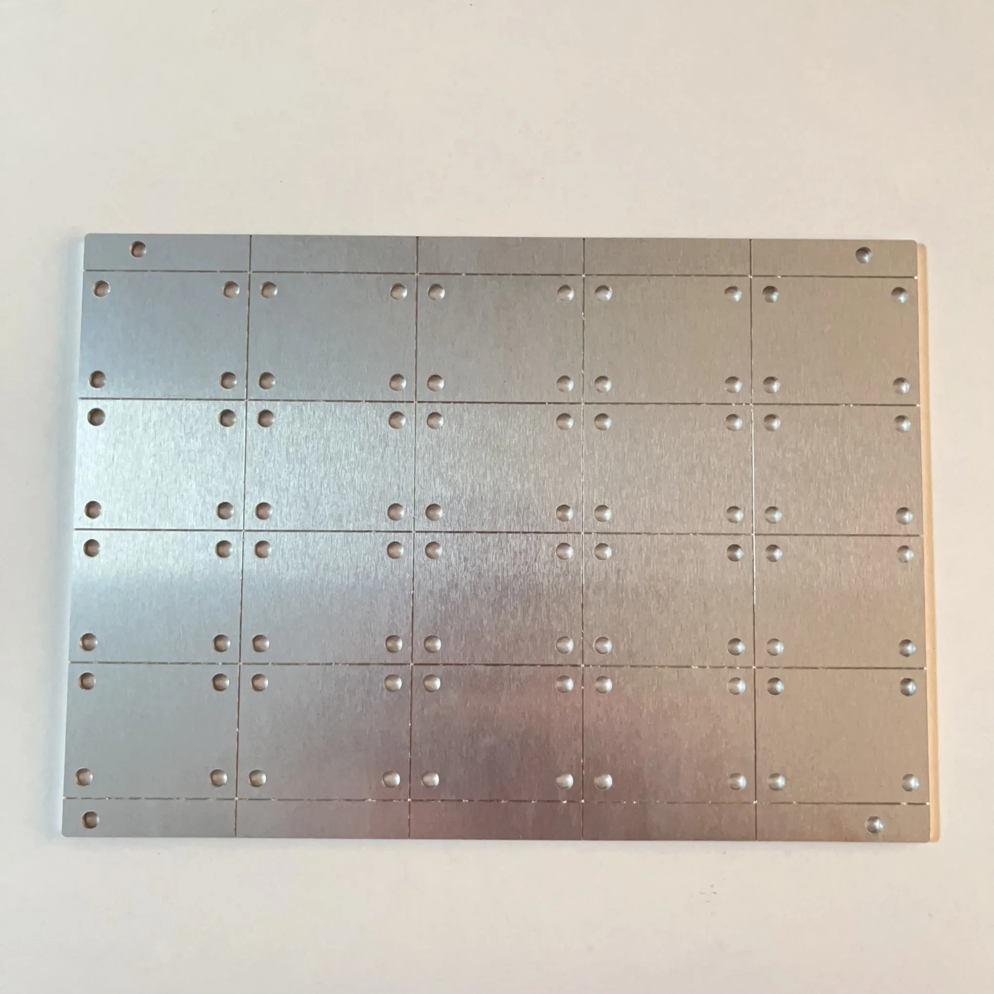 Plaques monocouches à substrat en aluminium pour l'industrie de l'éclairage LED.