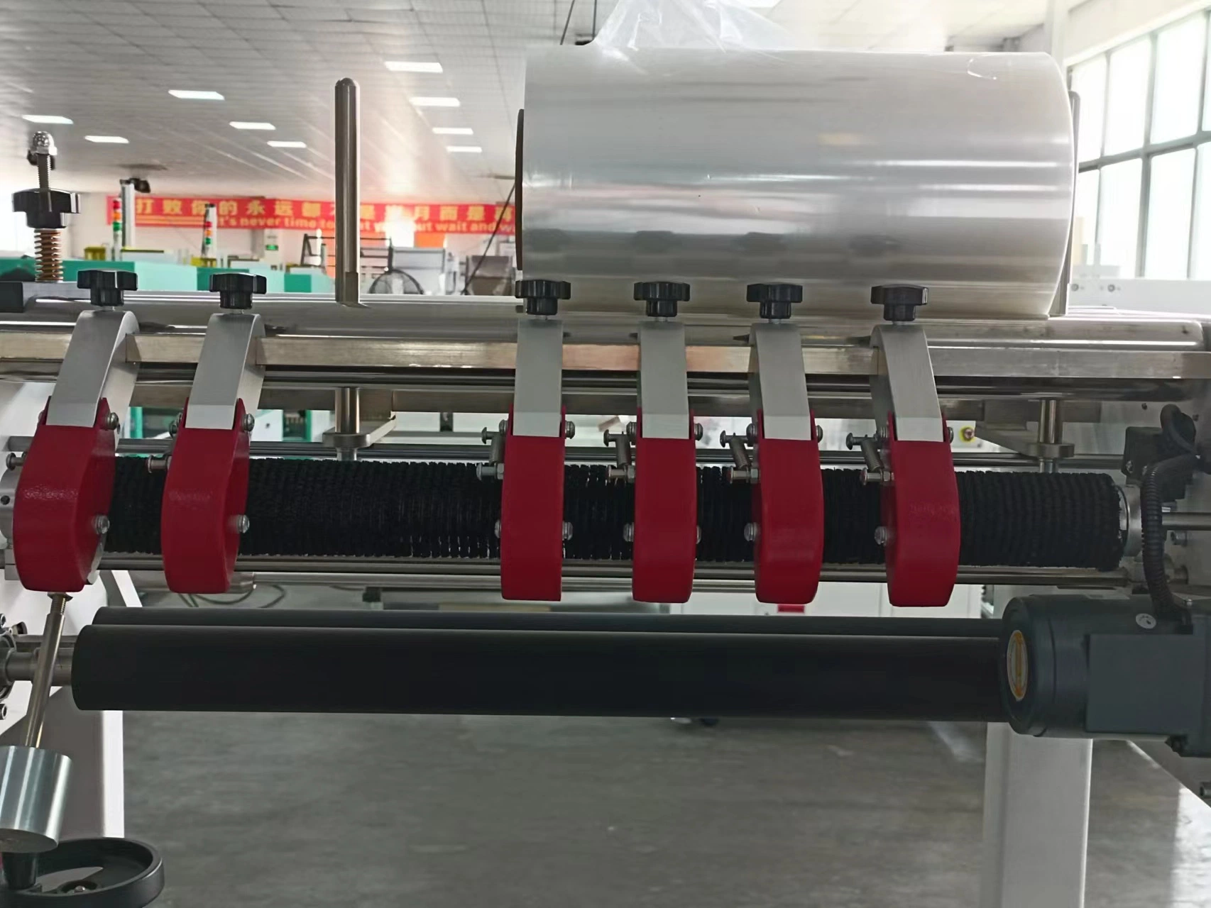 Automatic Paper Rolls Side Sealing & Shrink Packager Equipment for Shower Gel Cleaning Liquid Bags Bottles