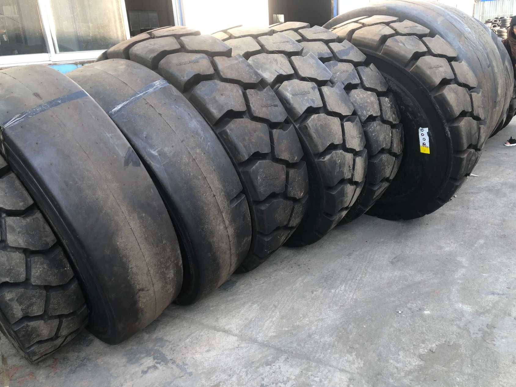 Port Use Tyre 1200-24 1400-24 1600-25 1800-25 2100-35 1800-33 Tire for Harbour Mobile Crane Automated Guide Vehicles Rtg Service