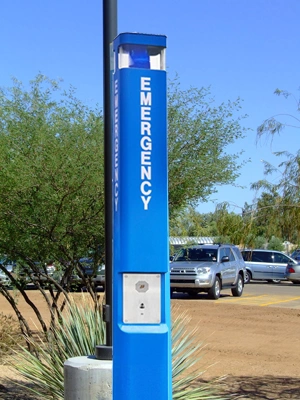 Auto-estrada de telemóveis GSM, a luz azul do ponto de Ajuda de Emergência