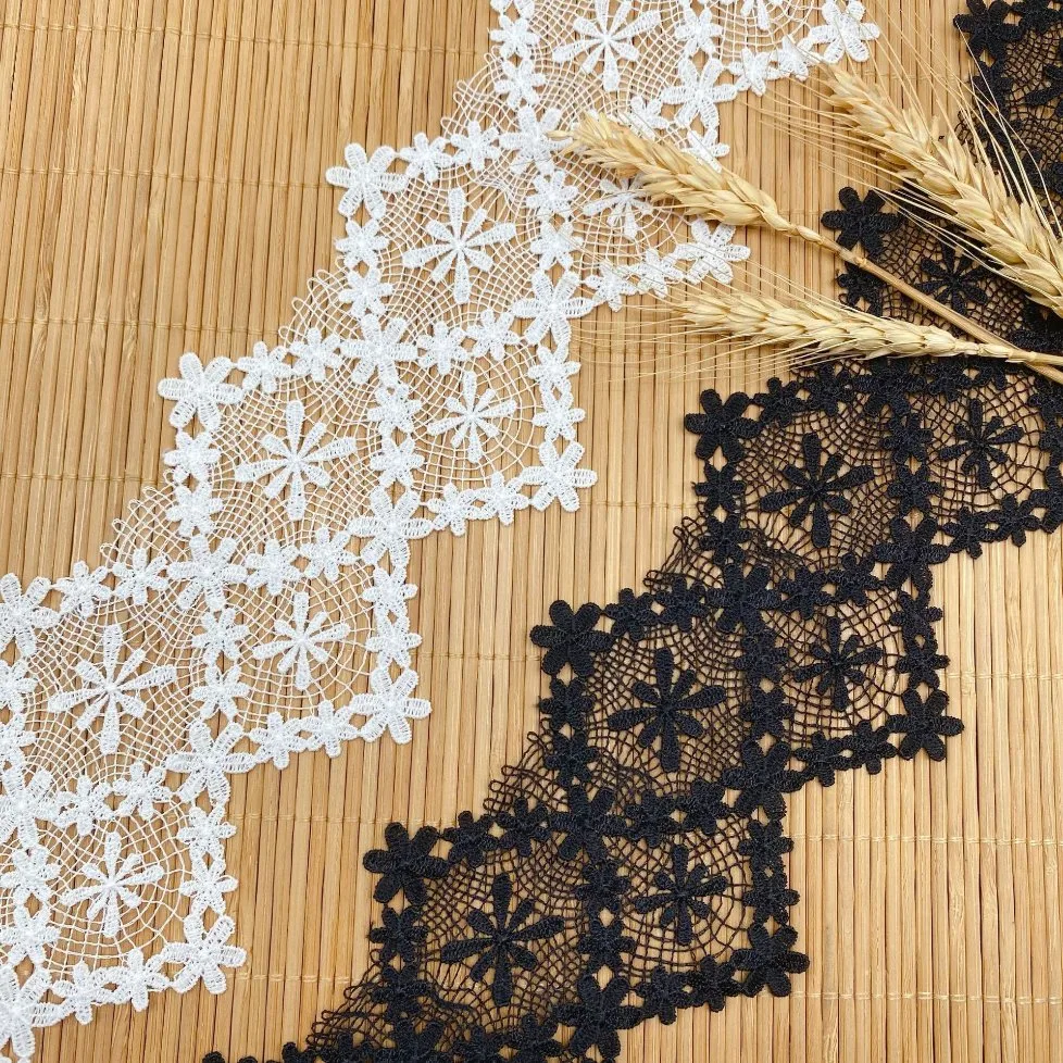 Vestido de pijama caseiro preto e branco com acessórios bordados em renda DIY.