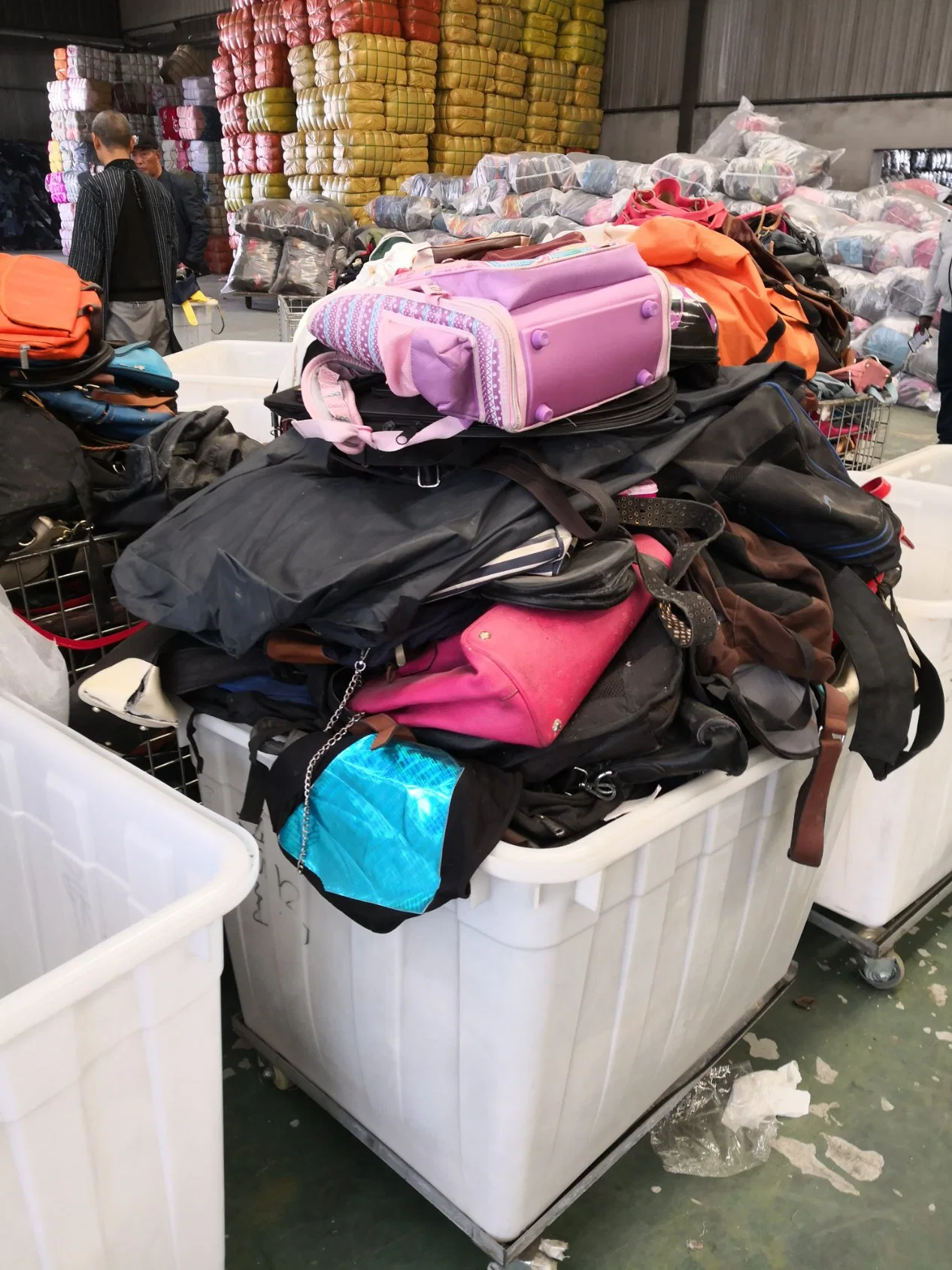 Bolsas de segunda mano de la bolsa de la escuela de la mochila de la bolsa de transporte lleno en Fardos Bolsas usadas a granel