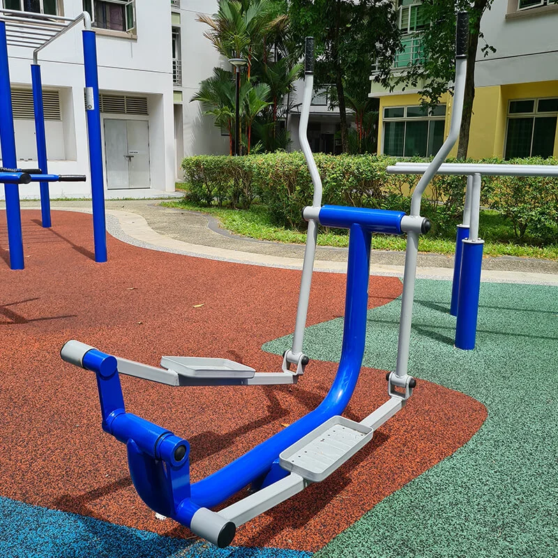 El equipo de gimnasia al aire libre de la bicicleta estacionaria