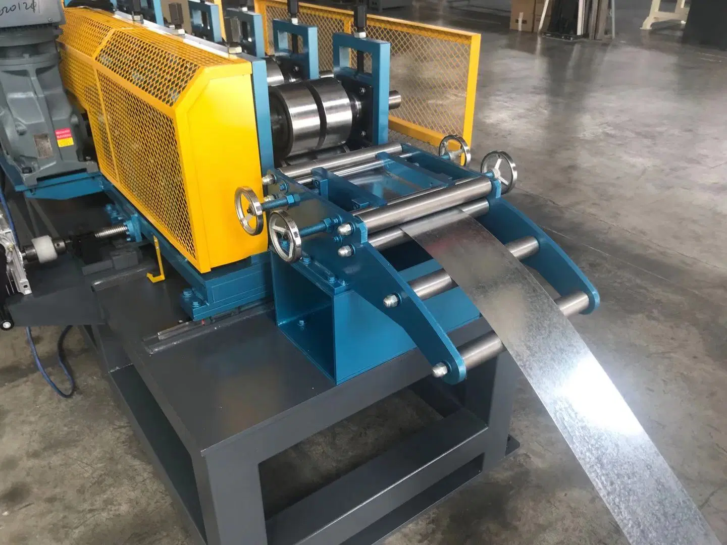 Landmaschinen für Lager schwer von verschiedenen Farben leicht Gauge Stahl Kiel Rolling Machine Light Keel Cold Roll Forming Maschine