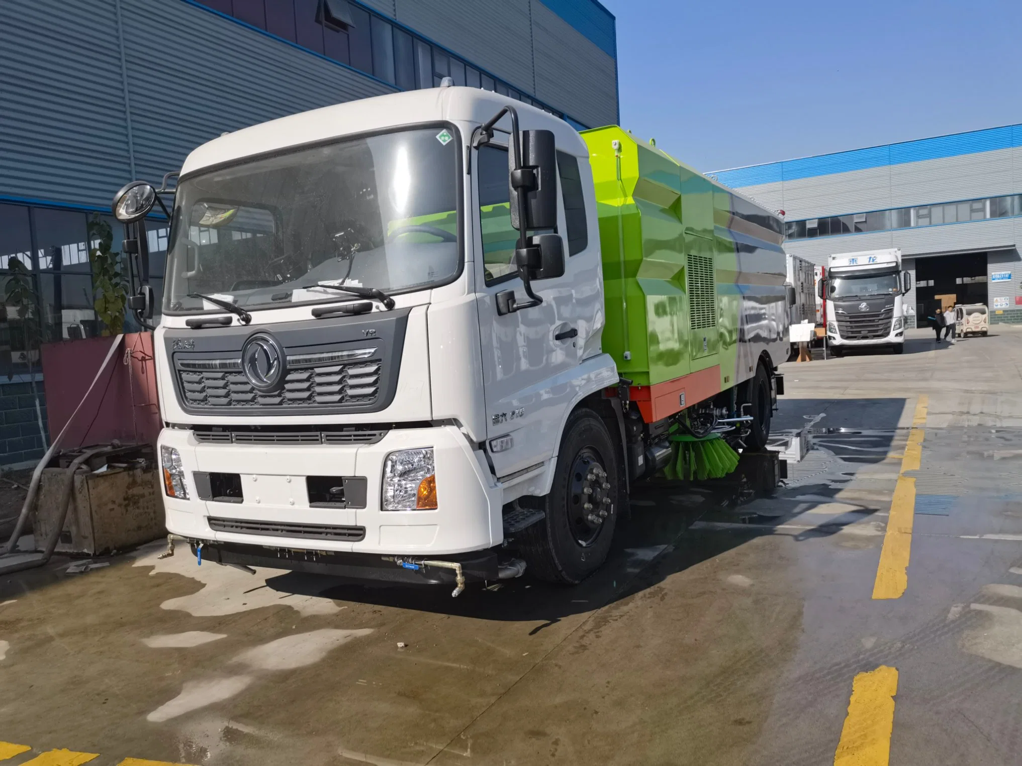 New Customized 4*2 Dongfeng Street Dust Cleaning and Washing Vehicle Road Sweeper Truck 8cbm Street Vacuum Cleaner