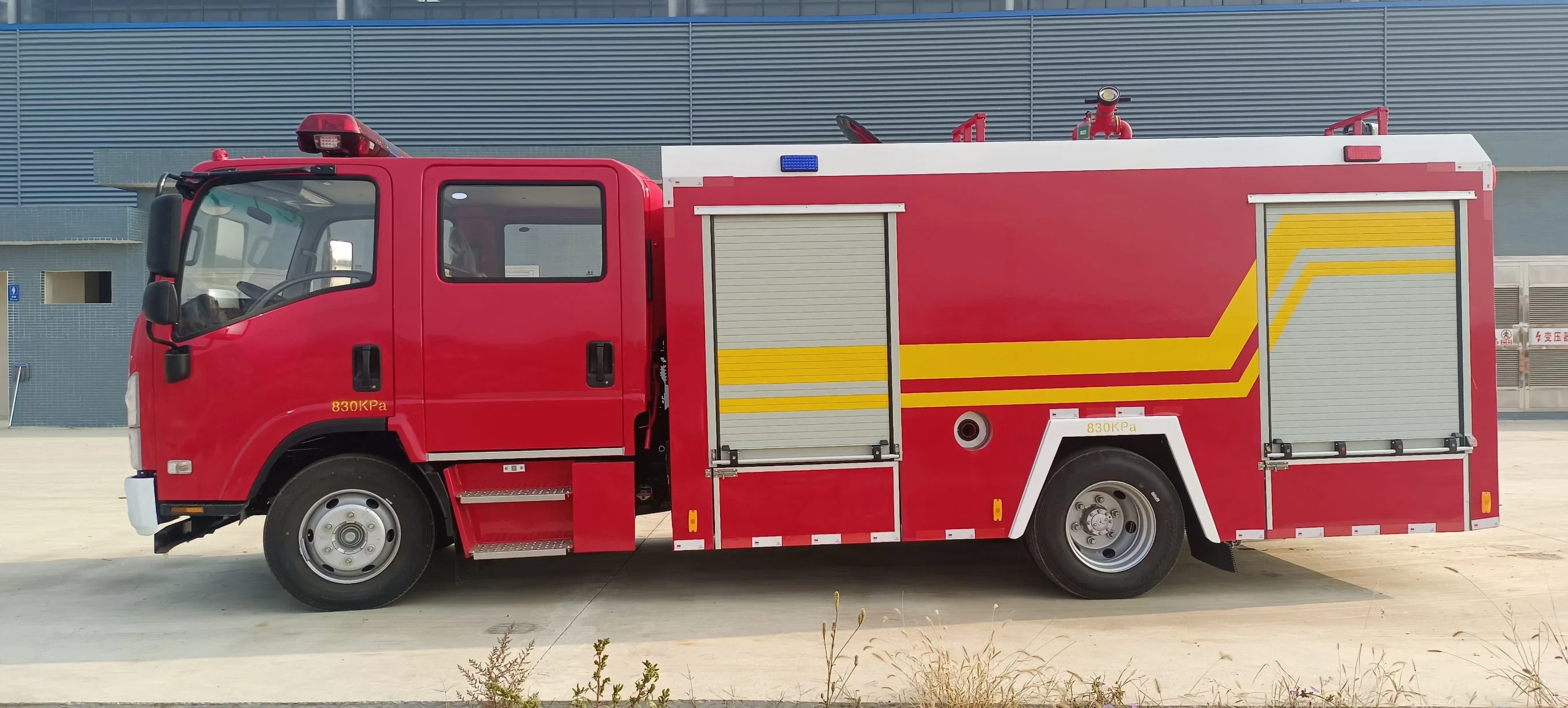 Japen Brand Fooball Fire Fire Truck 5000L شاحنة خاصة ذات جودة عالية مع معدات إطفاء الحريق سعة 8000L