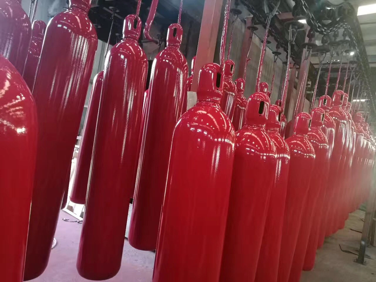 Llenado de cilindros de color rojo con gas 6n hidrógeno H2