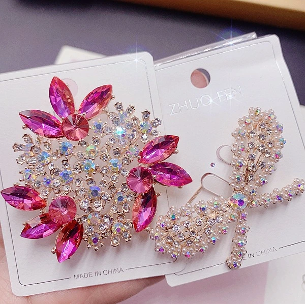 Mayorista Full Crystal Brooch Pins Mujer Accesorios 2023 Moda Colorful Broches de perla CZ y pasador de broche de mariposa