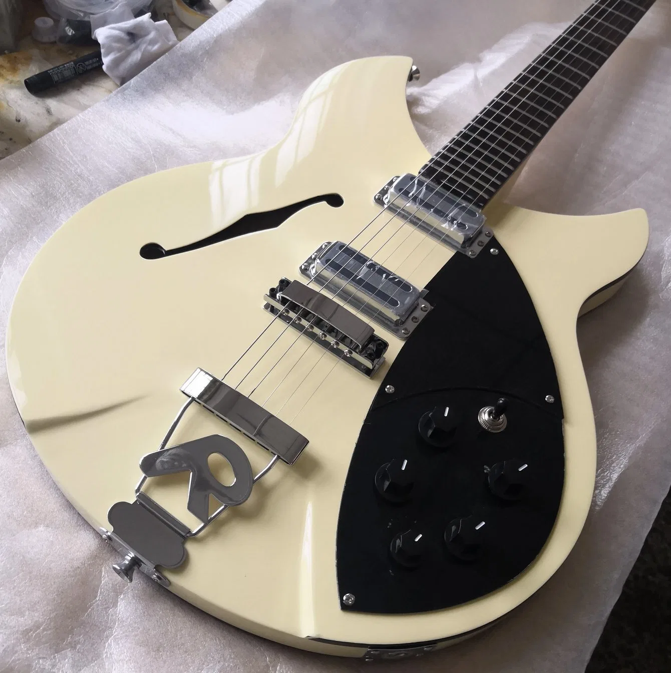 Custom Grand Rosewood Fingerboard 330 Ricken Style Electric Guitar in White Color