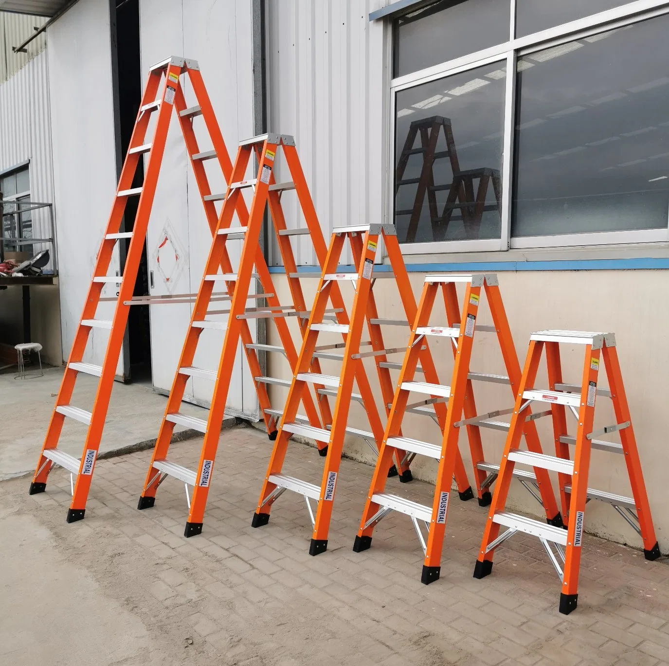 Single-Sided Portable Folding Fiberglass Step Ladder for Electricians Job Station