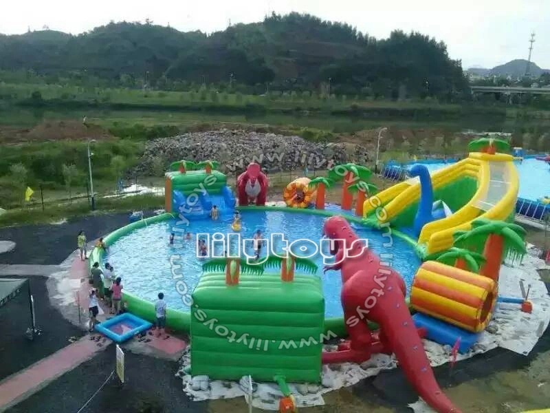 Un véritable parc aquatique à thème de dinosaure gonflable, ce terrain de jeux pour enfants amusant