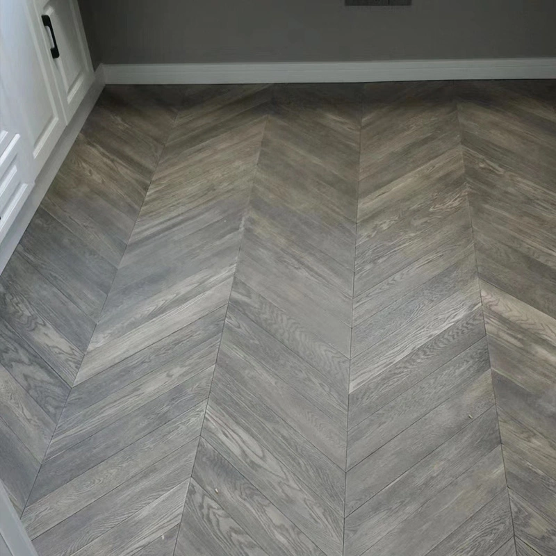 En el interior de roble de estilo nórdico de espina de pescado Parquet multicapa suelos de madera maciza