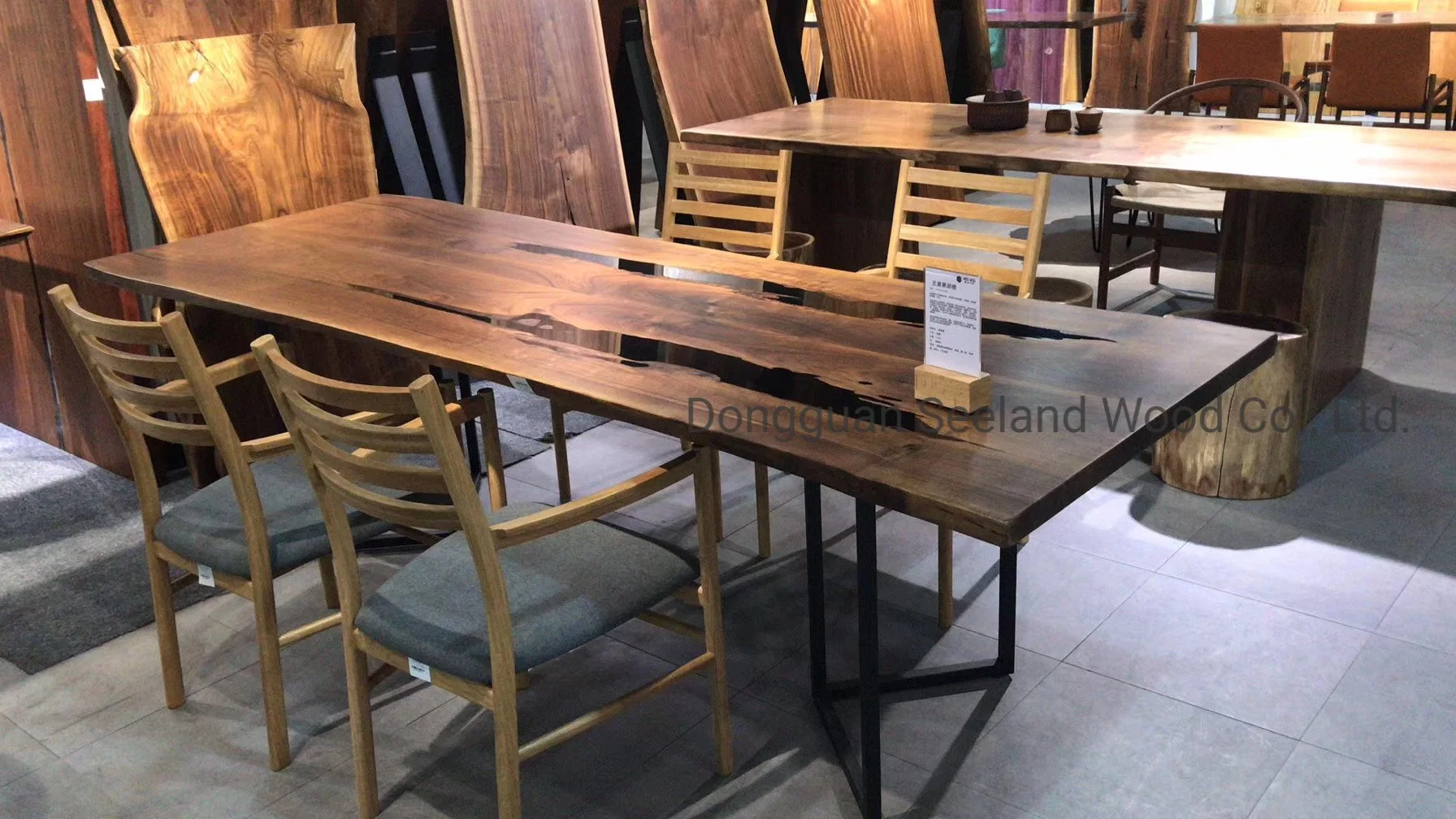 Tamanho personalizado Amercian Walnut Live Edge Conjunto mesa de jantar em madeira maciça com cadeiras