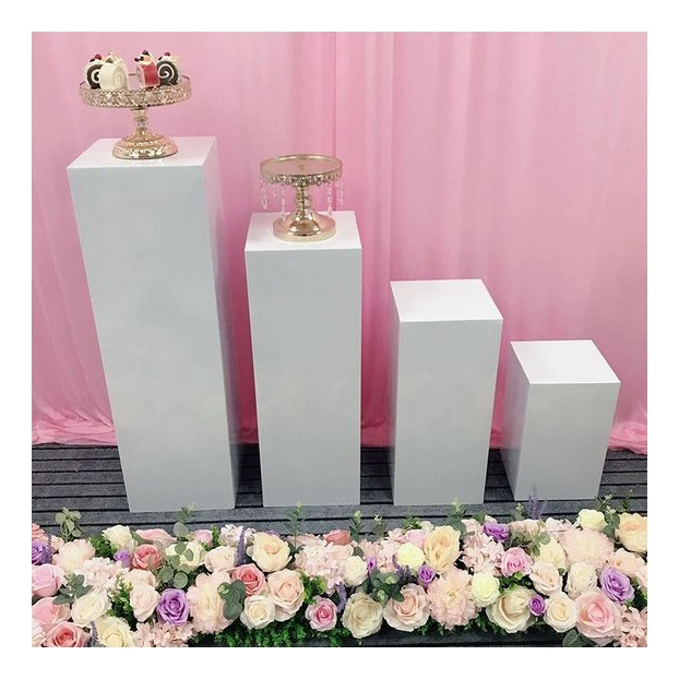 Présentoir acrylique transparent personnalisé en forme de carré pour gâteau de mariage avec fleurs blanches pour magasin.