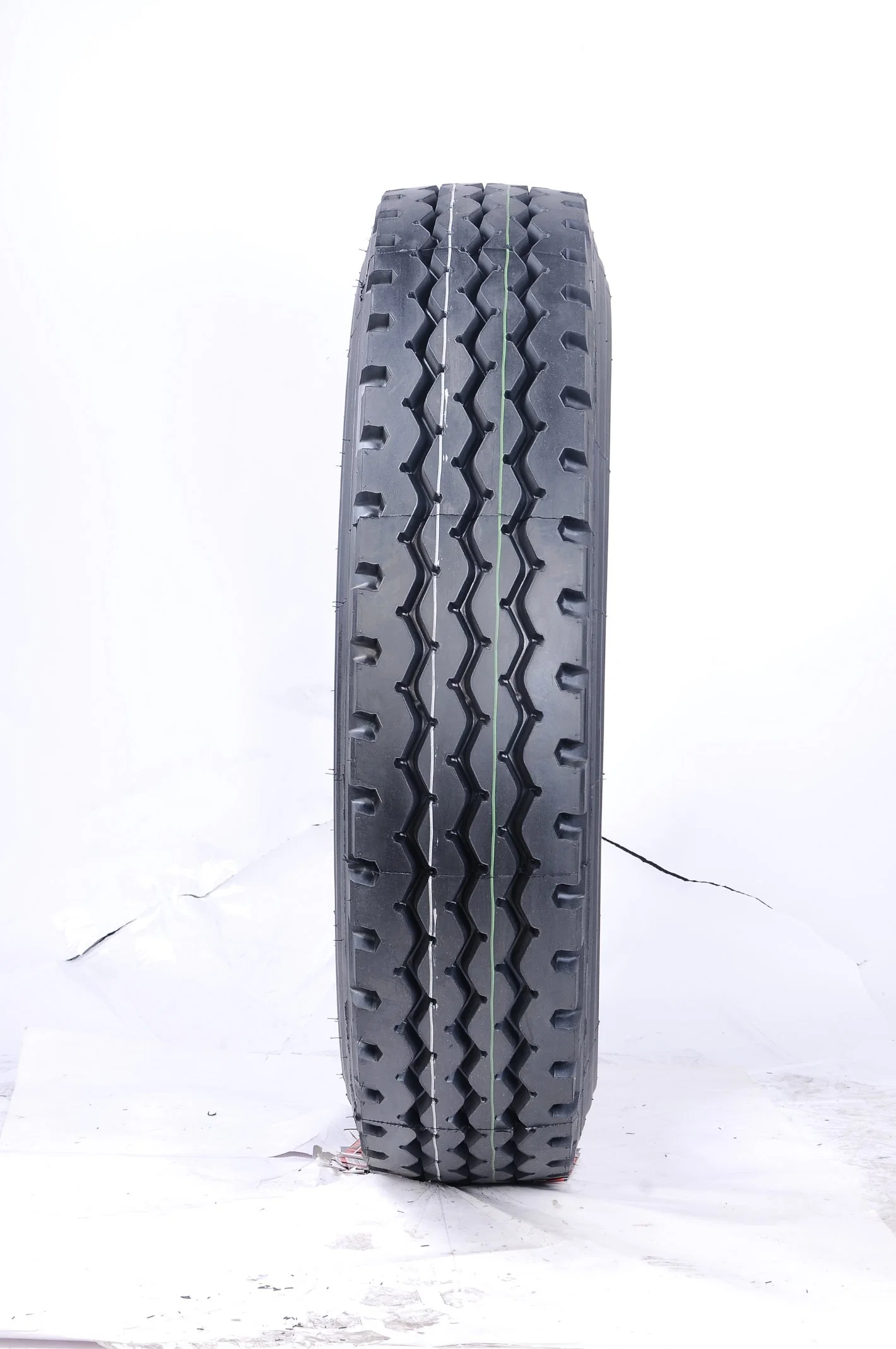 Taitong Brand 900r20 16pr Bus and Truck Tyre