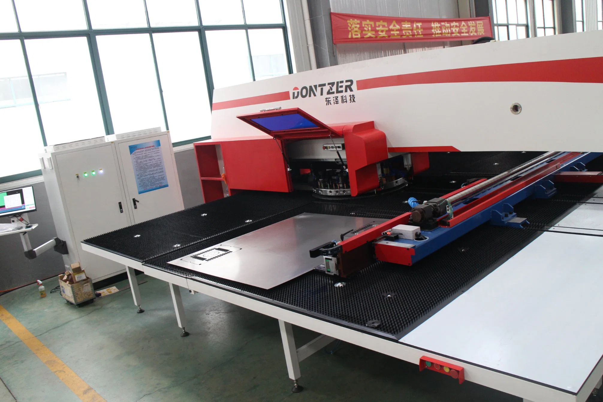 40 Tons, 5 Axes, 6*8 Feet, Iron Steel Plate Panel Servo Punch Cutting Machine Tool, CNC Drilling for Blind, Shutters, Shades