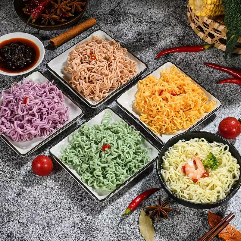 Los fideos de huevo sabor delicado nutrición saludable sabor amargo y caliente añadir los huevos frescos