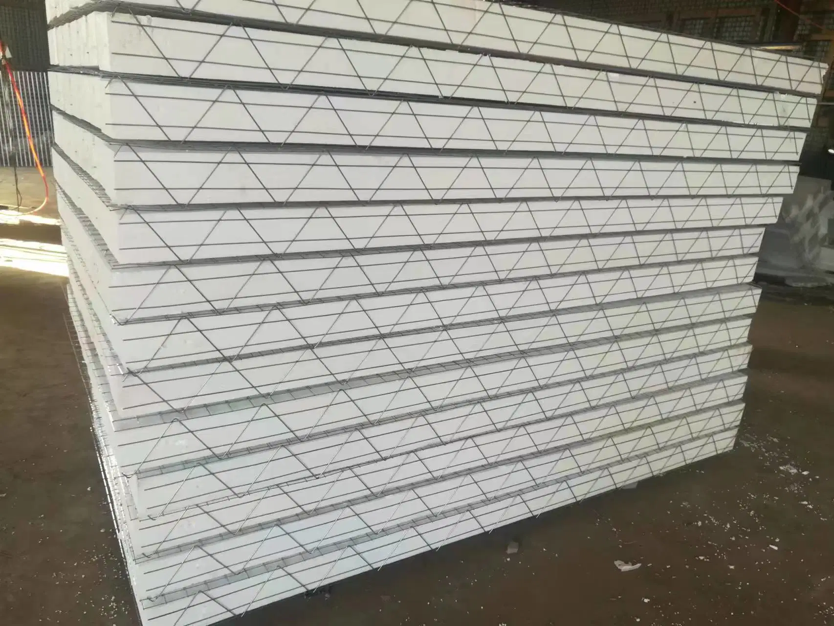 Galvanizado soldado 4inch espesor 3D EPS espuma plana Sandwich Panel Para el edificio de la casa