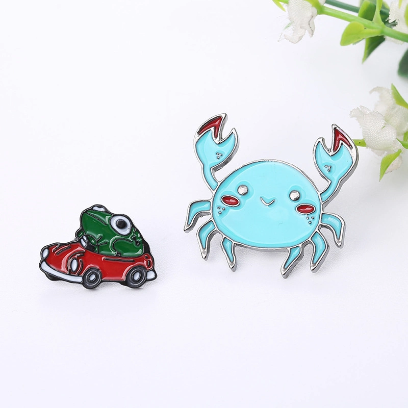 Atacado Custom logo Cartoon cute Crab Animal Frog Trolley Acessórios Acessórios de moda presentes Metal em liga leve emblema macio em esmalte de brooque é duro Pino de lapela