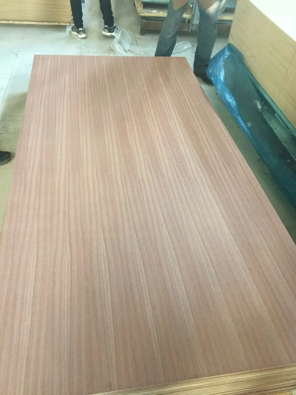 2016 Venta caliente MDF enchapado de madera de nogal negro