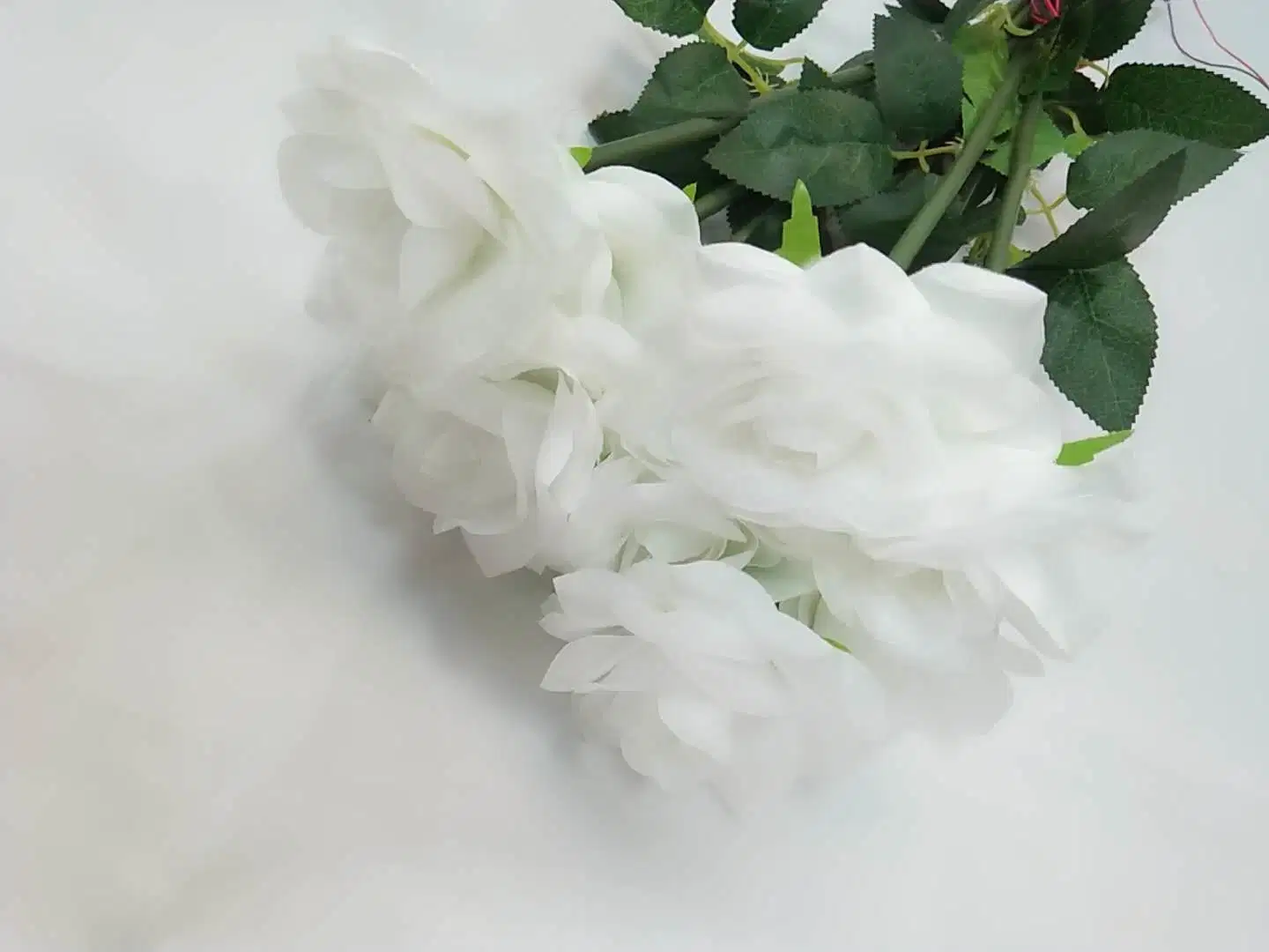 منتجات جديدة مصابيح الزهور البيضاء Fancy White Rose، الزهور الاصطناعية لزينة الزفاف تقف من العشاء الصيني