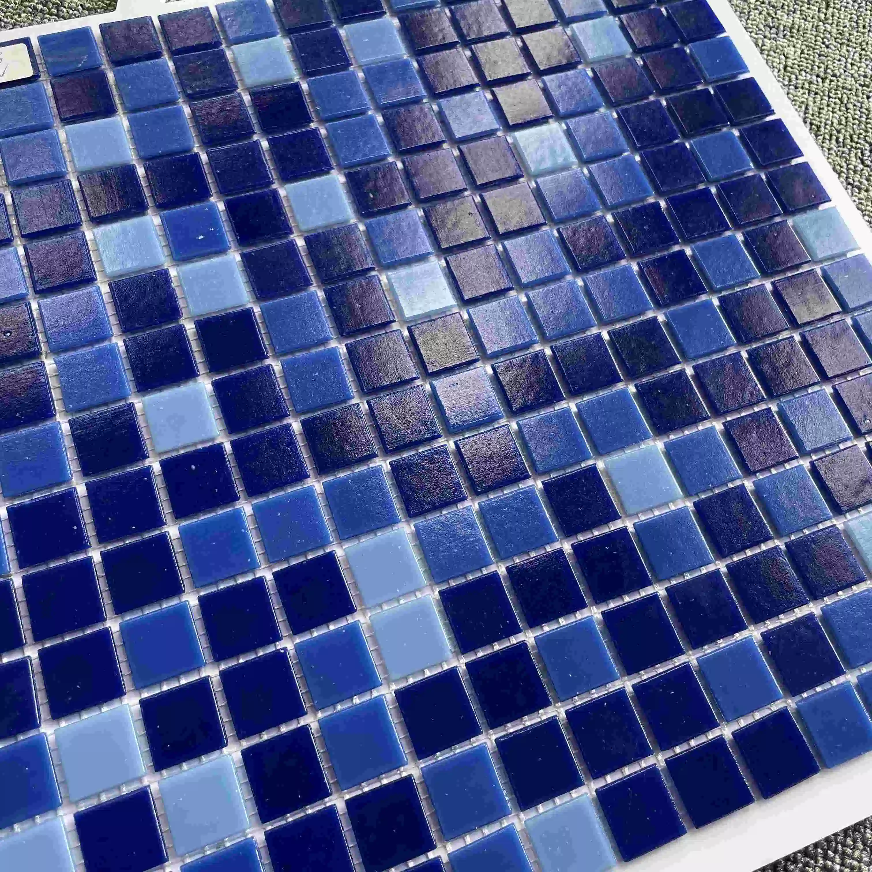 Foshan nouveau décoratif populaire des matériaux de construction piscine bleu cristal brillant carrelage mural en mosaïque de verre