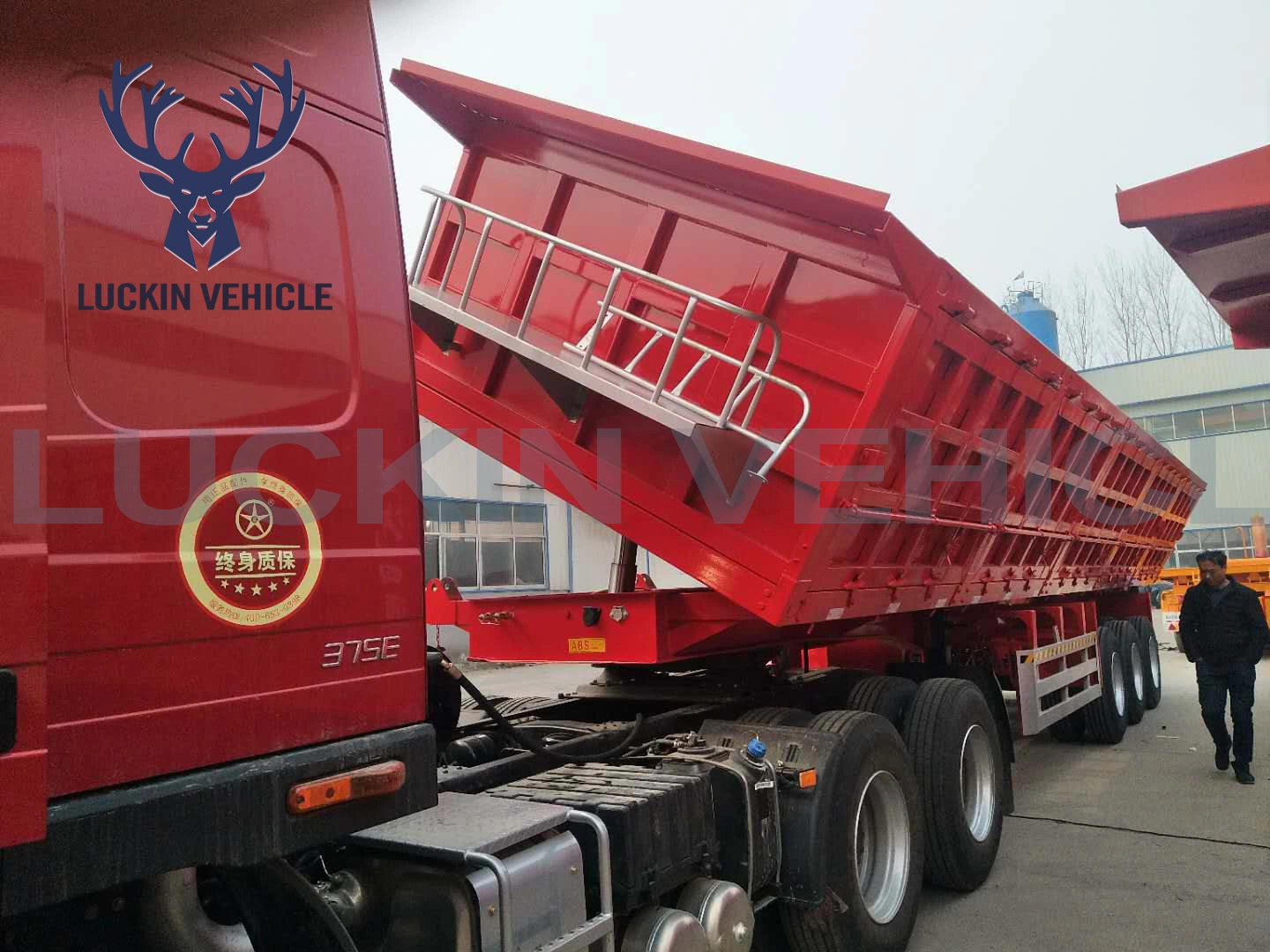 "Efficient and Versatile Side Loader for Heavy-Duty Cargo Handling"