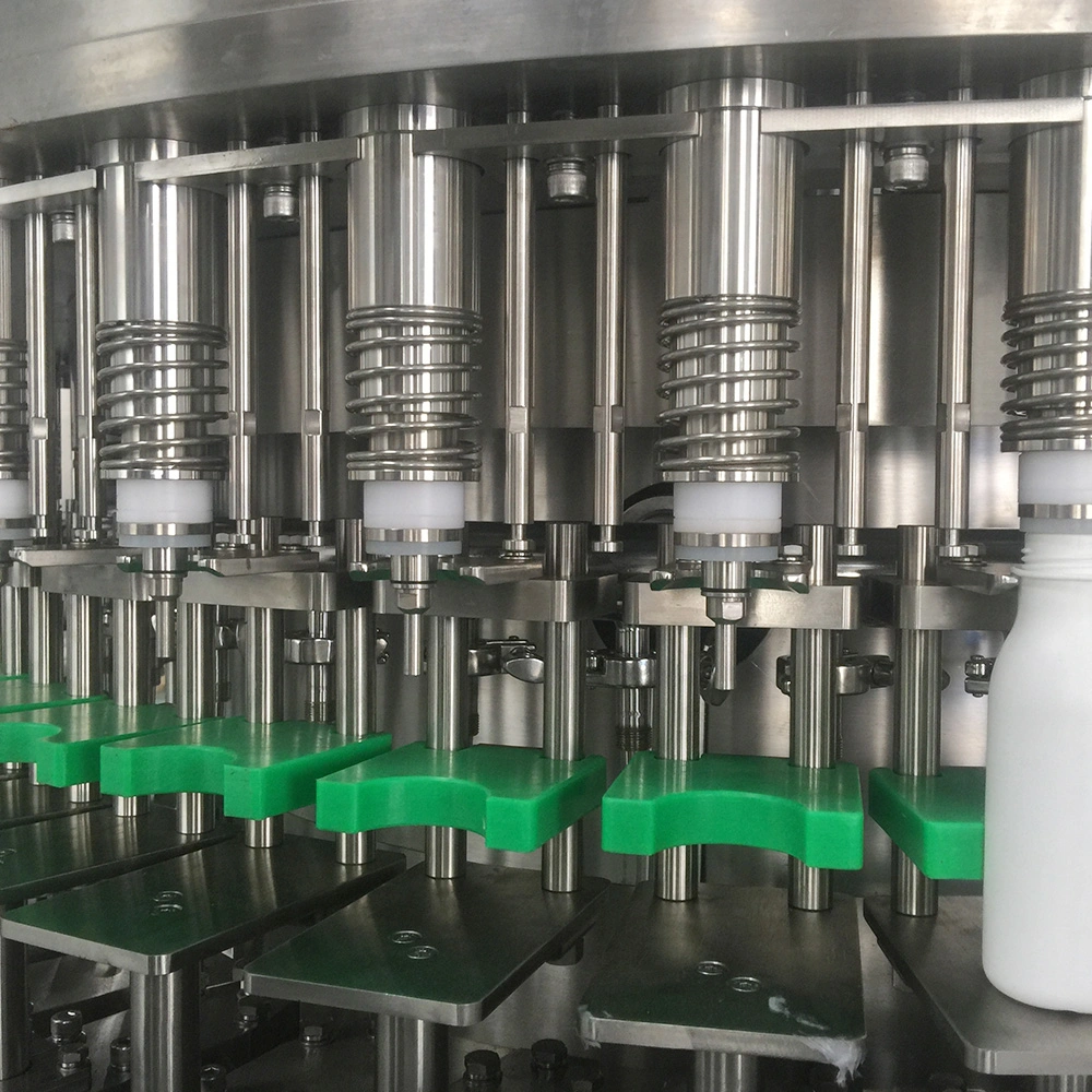 3 en 1 Ligne de production automatique de bouteilles d'eau potable pour animaux de compagnie Machine de remplissage de bouteilles d'eau minérale, de boissons et de scellage