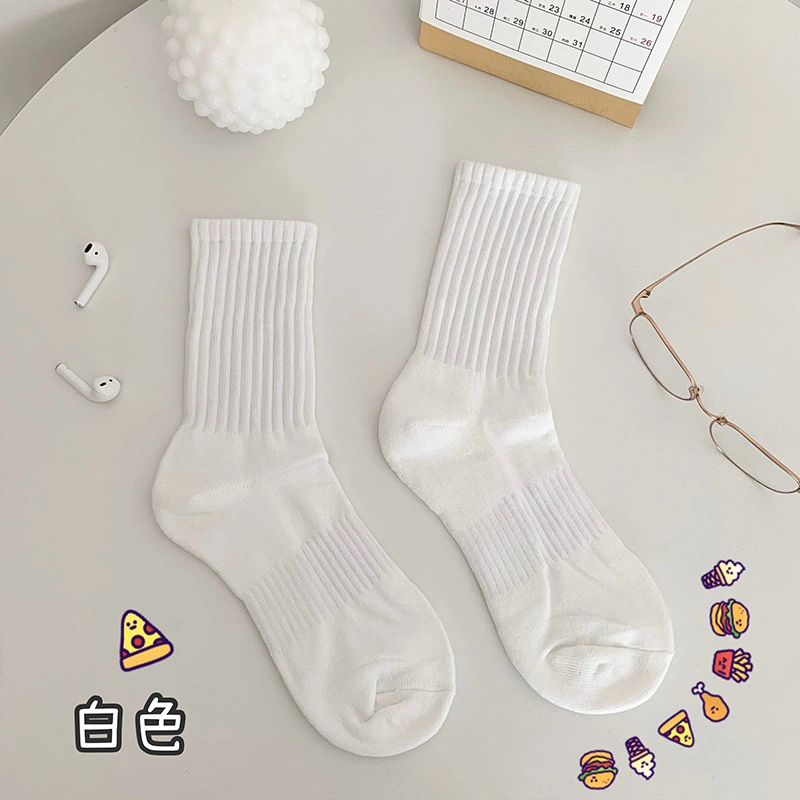 Serviette de printemps et d'automne dans le département des sports de style collège Chaussettes unies