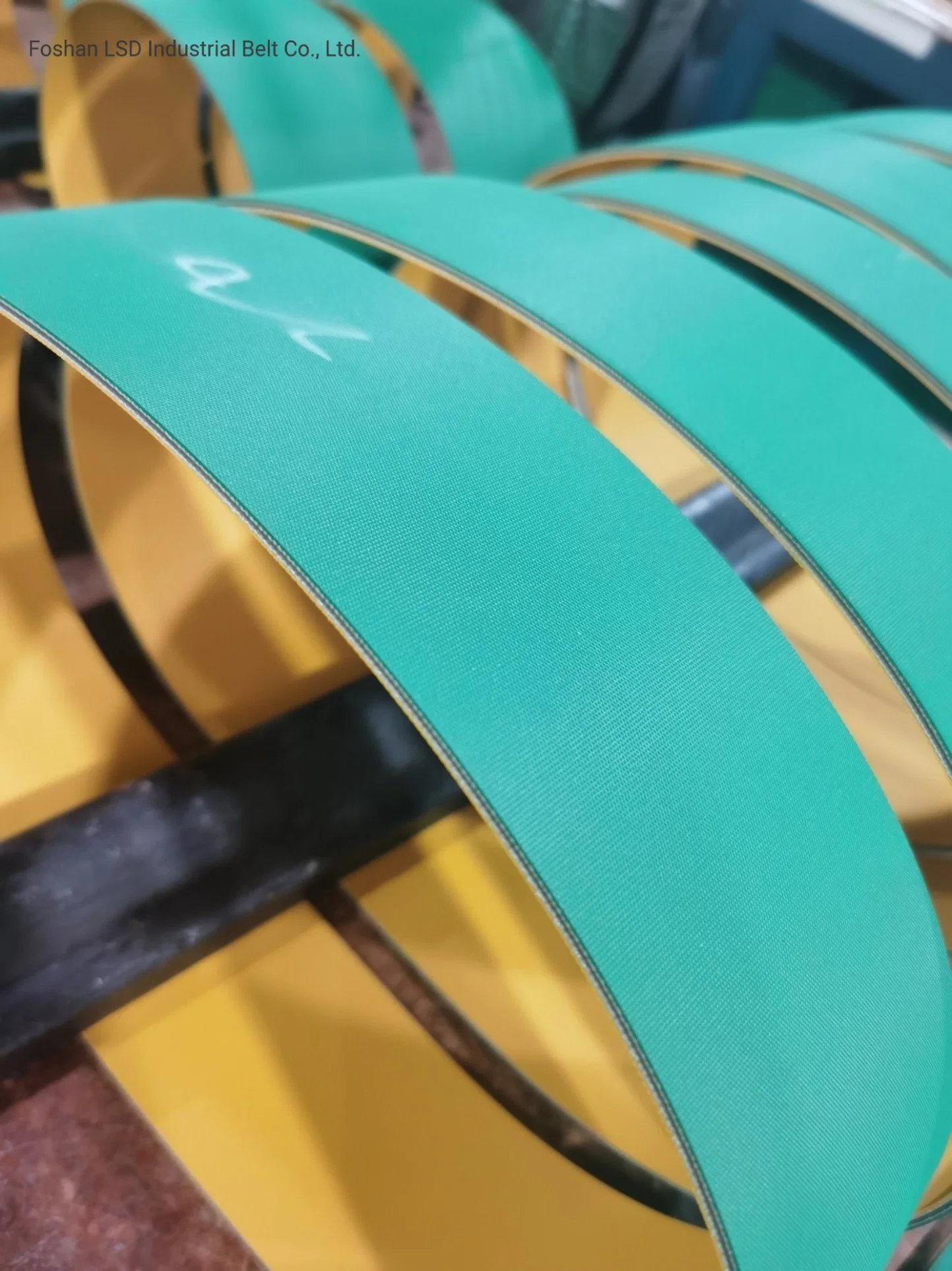 Factory Price with Quality Warranty Industrial Synthetic Elastic Green Yellow Sandwich Flat Transmission Belt