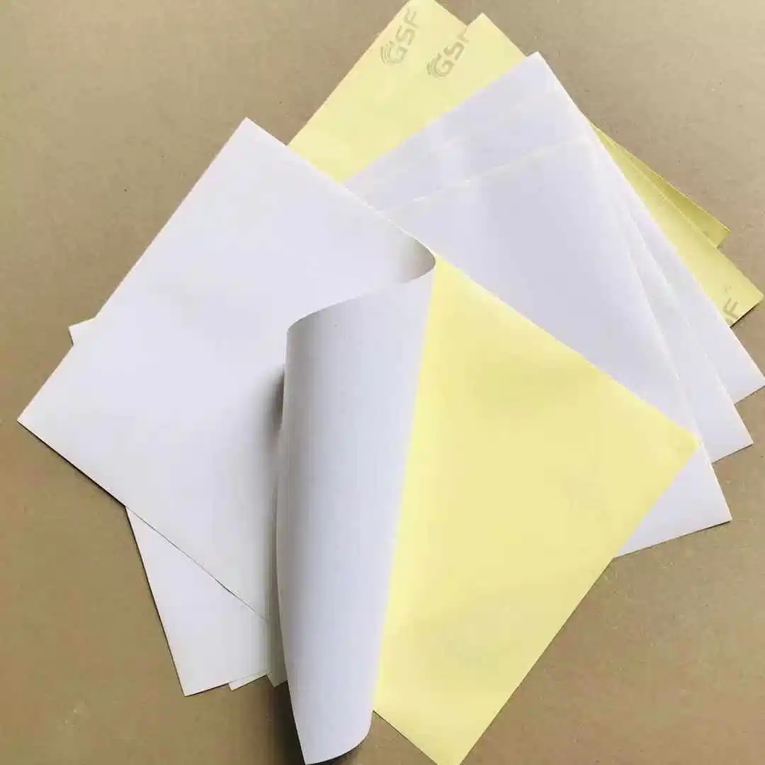 La parte superior de un tamaño personalizado recubierto de papel adhesivo autoadhesivo brillante Semi térmica directa de la etiqueta etiqueta Jumbo Roll