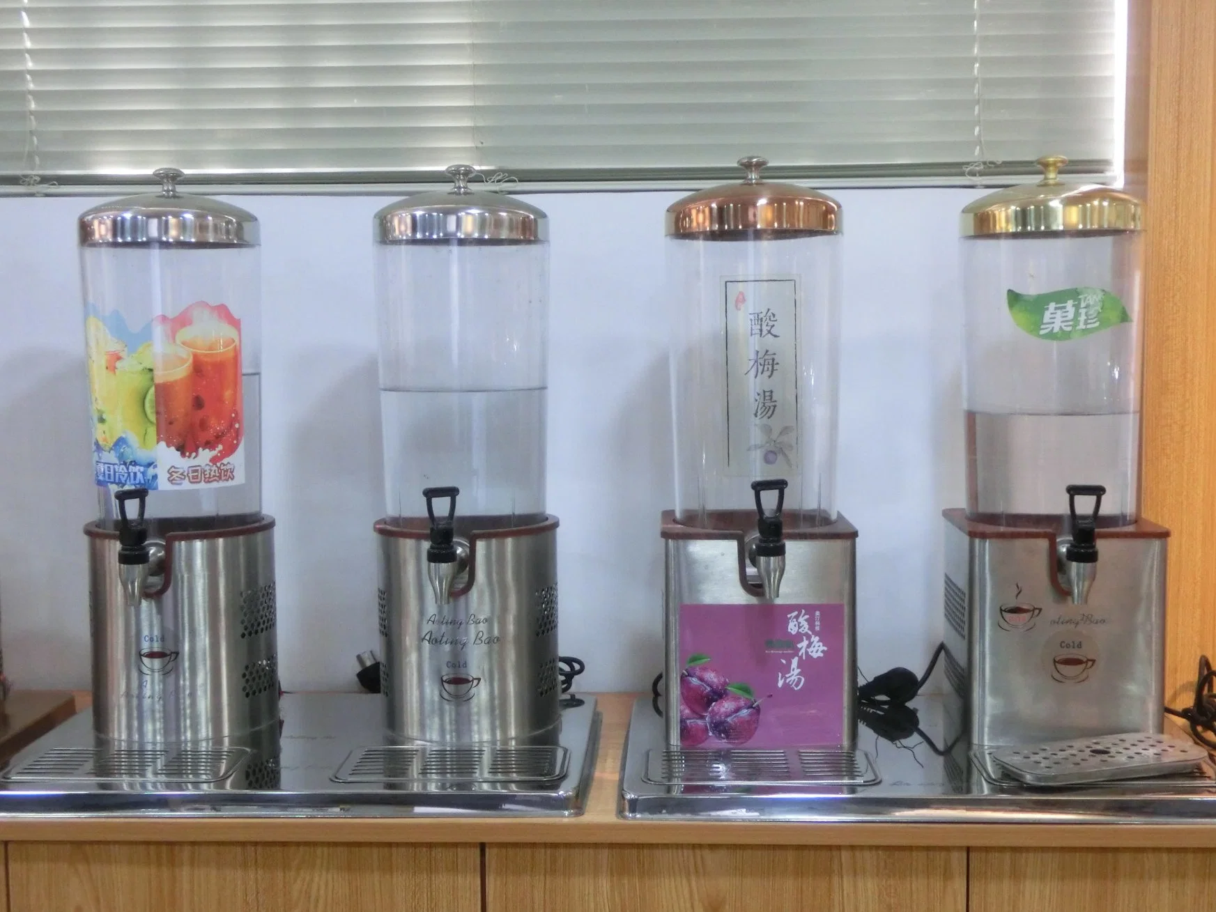 Gewerbliche Kühlschränke Fruchtsaft Kühler Warmwasser-Zubehör Entsafter Getränkespender