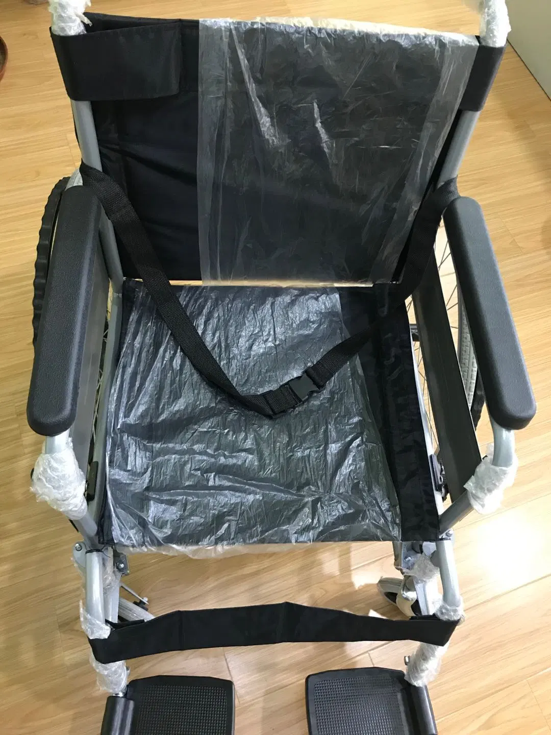 Cadeira de rodas dobrável com cadeira de rodas manual Economy Steel mais vendida a quente Home Care Product with Wheel Hospital Home Care Rehabilitation Medical Equipamento